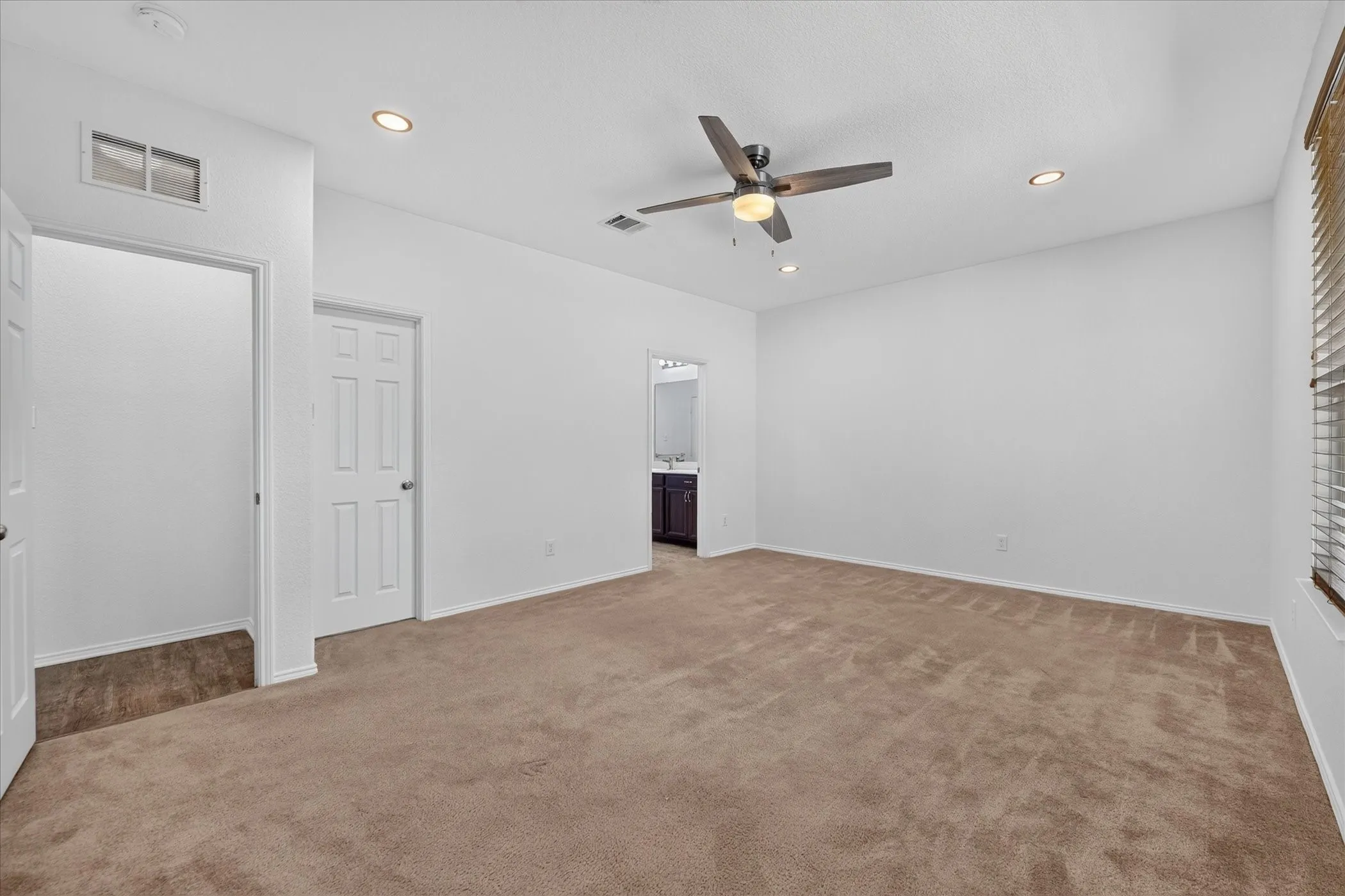 Single Family Residence For Rent in Tarrant County , 2233 Buelingo Lane, Fort Worth, Texas 76131, 3 Bedroom, 2 Bathroom, 2 Garage spaces, 2,106 Sqft, built in 2017, mls#21411751, Real Estate Agent in Fort Worth, Homes For Rent in Tarrant county, Homes For Rent in Fort Worth, Realtor in Fort Worth Texas, Real Estate Brokerage Independent Realty Texas, Luminita Cordes Realtor