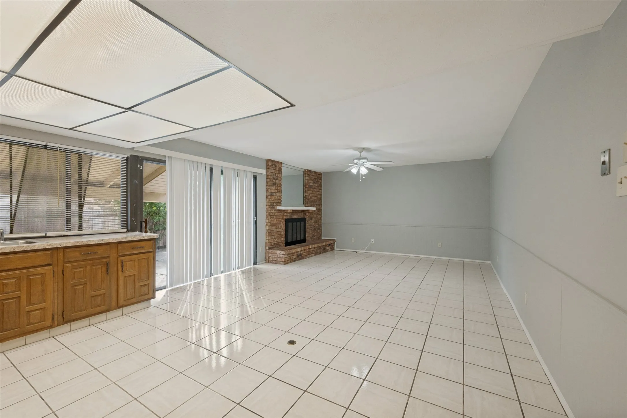 Single Family Residence For Sale in Tarrant County , 1617 Whittenburg Drive, Fort Worth, Texas 76134, 3 Bedroom, 2 Bathroom, 2 Garage spaces, 1,955 Sqft, built in 1978, mls#21398181, Real Estate Agent in Fort Worth, Homes For Sale in Tarrant county, Homes For Sale in Fort Worth, Realtor in Fort Worth Texas, Real Estate Brokerage Independent Realty Texas, Luminita Cordes Realtor