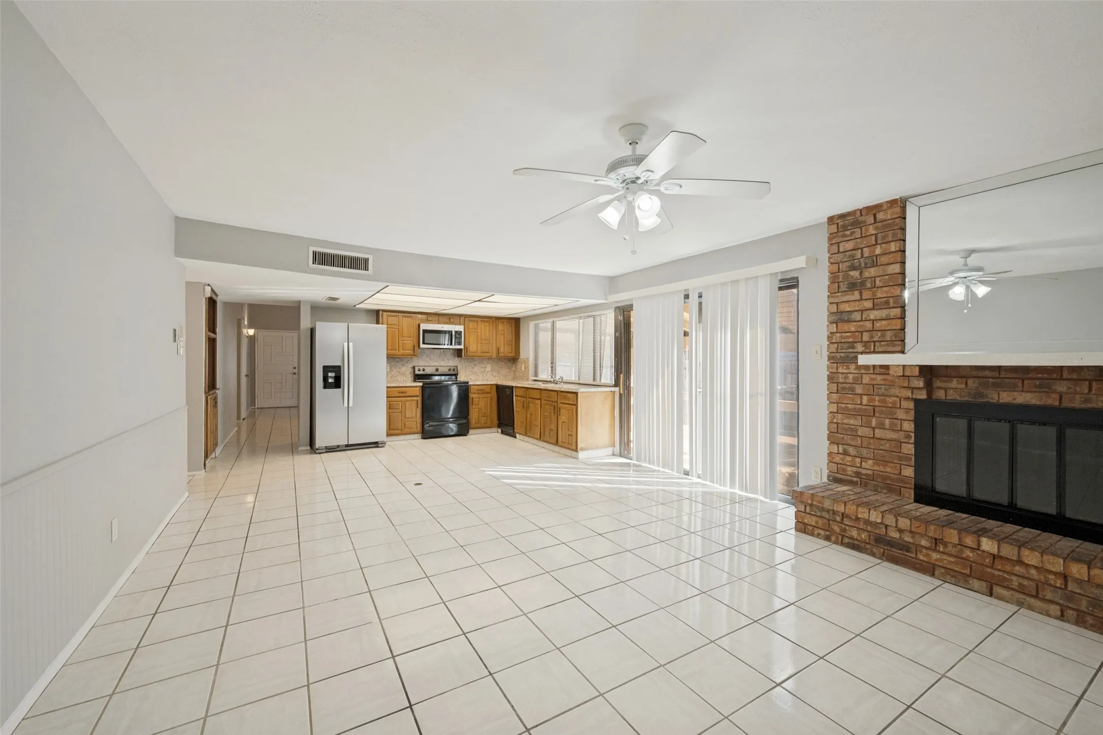 Single Family Residence For Sale in Tarrant County , 1617 Whittenburg Drive, Fort Worth, Texas 76134, 3 Bedroom, 2 Bathroom, 2 Garage spaces, 1,955 Sqft, built in 1978, mls#21398181, Real Estate Agent in Fort Worth, Homes For Sale in Tarrant county, Homes For Sale in Fort Worth, Realtor in Fort Worth Texas, Real Estate Brokerage Independent Realty Texas, Luminita Cordes Realtor