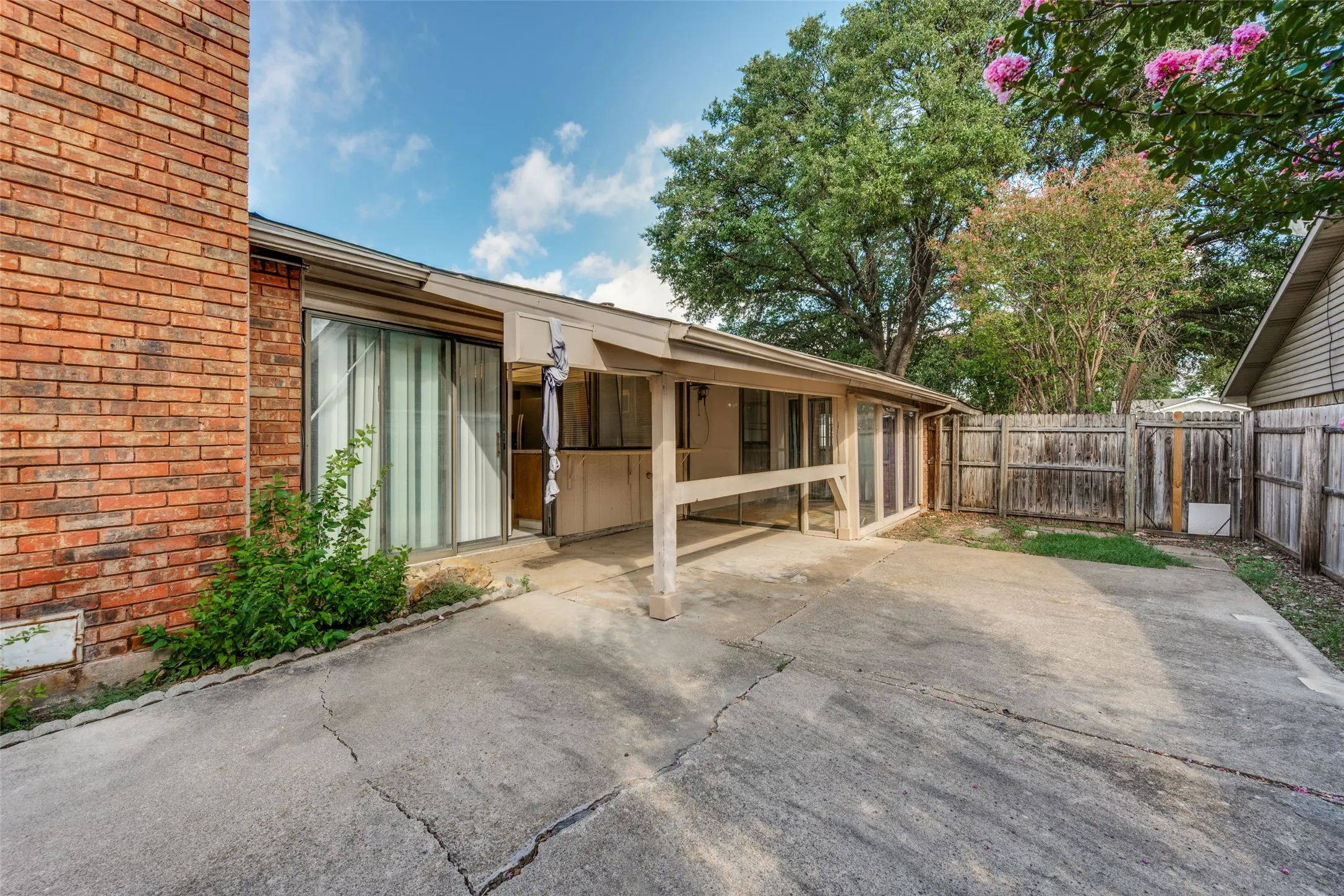 Single Family Residence For Sale in Tarrant County , 1617 Whittenburg Drive, Fort Worth, Texas 76134, 3 Bedroom, 2 Bathroom, 2 Garage spaces, 1,955 Sqft, built in 1978, mls#21398181, Real Estate Agent in Fort Worth, Homes For Sale in Tarrant county, Homes For Sale in Fort Worth, Realtor in Fort Worth Texas, Real Estate Brokerage Independent Realty Texas, Luminita Cordes Realtor