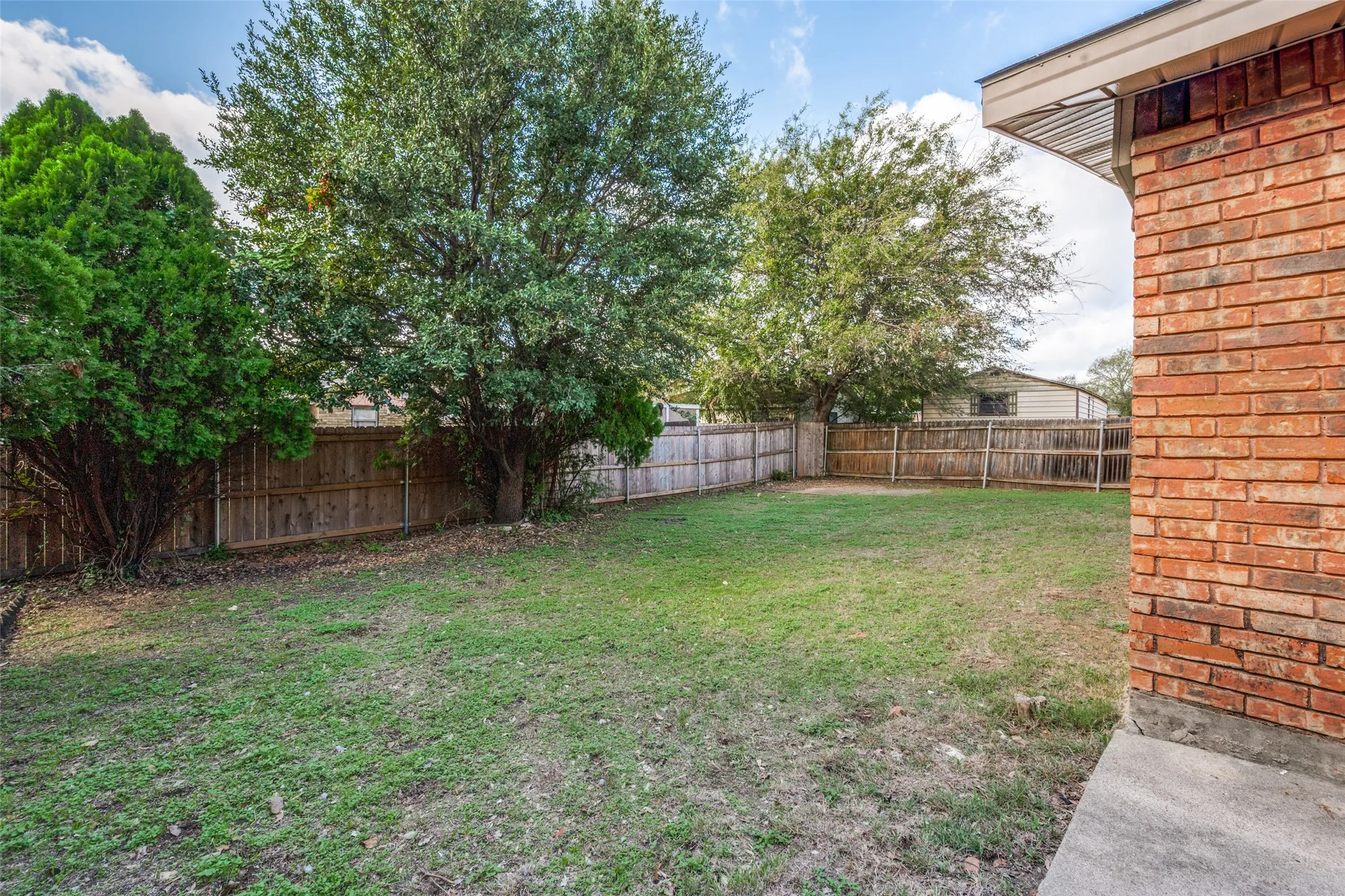 Single Family Residence For Sale in Tarrant County , 1617 Whittenburg Drive, Fort Worth, Texas 76134, 3 Bedroom, 2 Bathroom, 2 Garage spaces, 1,955 Sqft, built in 1978, mls#21398181, Real Estate Agent in Fort Worth, Homes For Sale in Tarrant county, Homes For Sale in Fort Worth, Realtor in Fort Worth Texas, Real Estate Brokerage Independent Realty Texas, Luminita Cordes Realtor