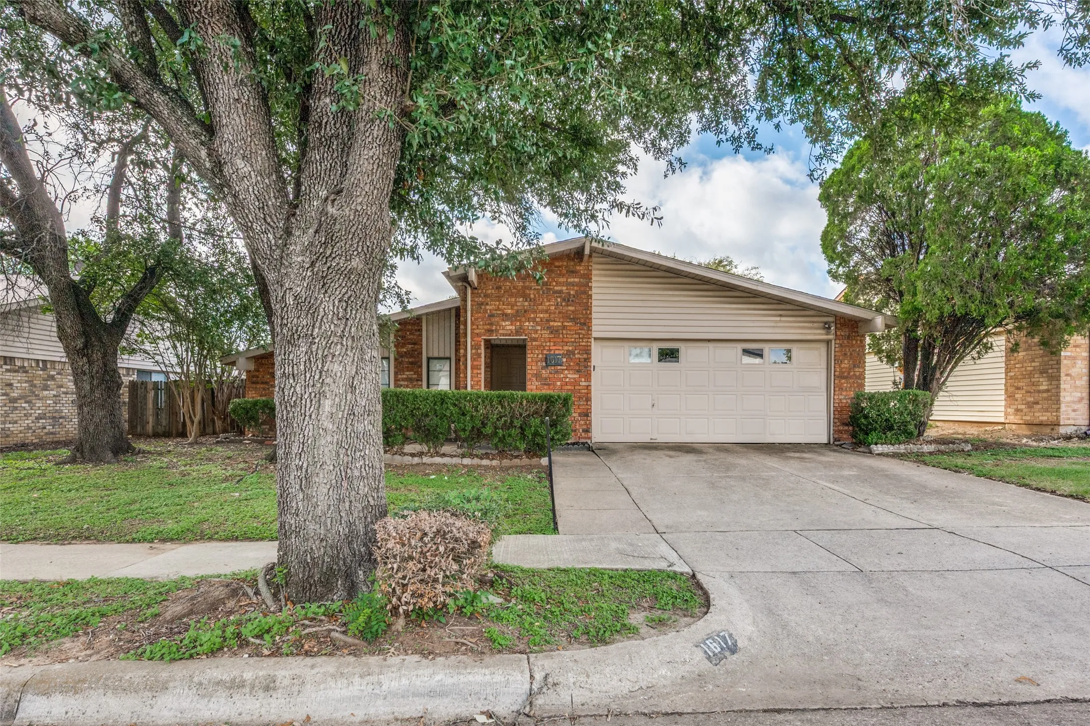 Single Family Residence For Sale in Tarrant County , 1617 Whittenburg Drive, Fort Worth, Texas 76134, 3 Bedroom, 2 Bathroom, 2 Garage spaces, 1,955 Sqft, built in 1978, mls#21398181, Real Estate Agent in Fort Worth, Homes For Sale in Tarrant county, Homes For Sale in Fort Worth, Realtor in Fort Worth Texas, Real Estate Brokerage Independent Realty Texas, Luminita Cordes Realtor