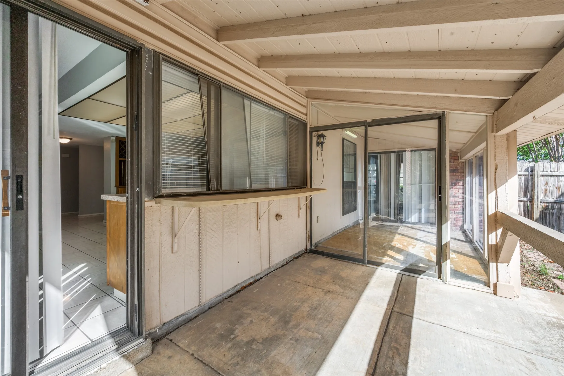 Single Family Residence For Sale in Tarrant County , 1617 Whittenburg Drive, Fort Worth, Texas 76134, 3 Bedroom, 2 Bathroom, 2 Garage spaces, 1,955 Sqft, built in 1978, mls#21398181, Real Estate Agent in Fort Worth, Homes For Sale in Tarrant county, Homes For Sale in Fort Worth, Realtor in Fort Worth Texas, Real Estate Brokerage Independent Realty Texas, Luminita Cordes Realtor