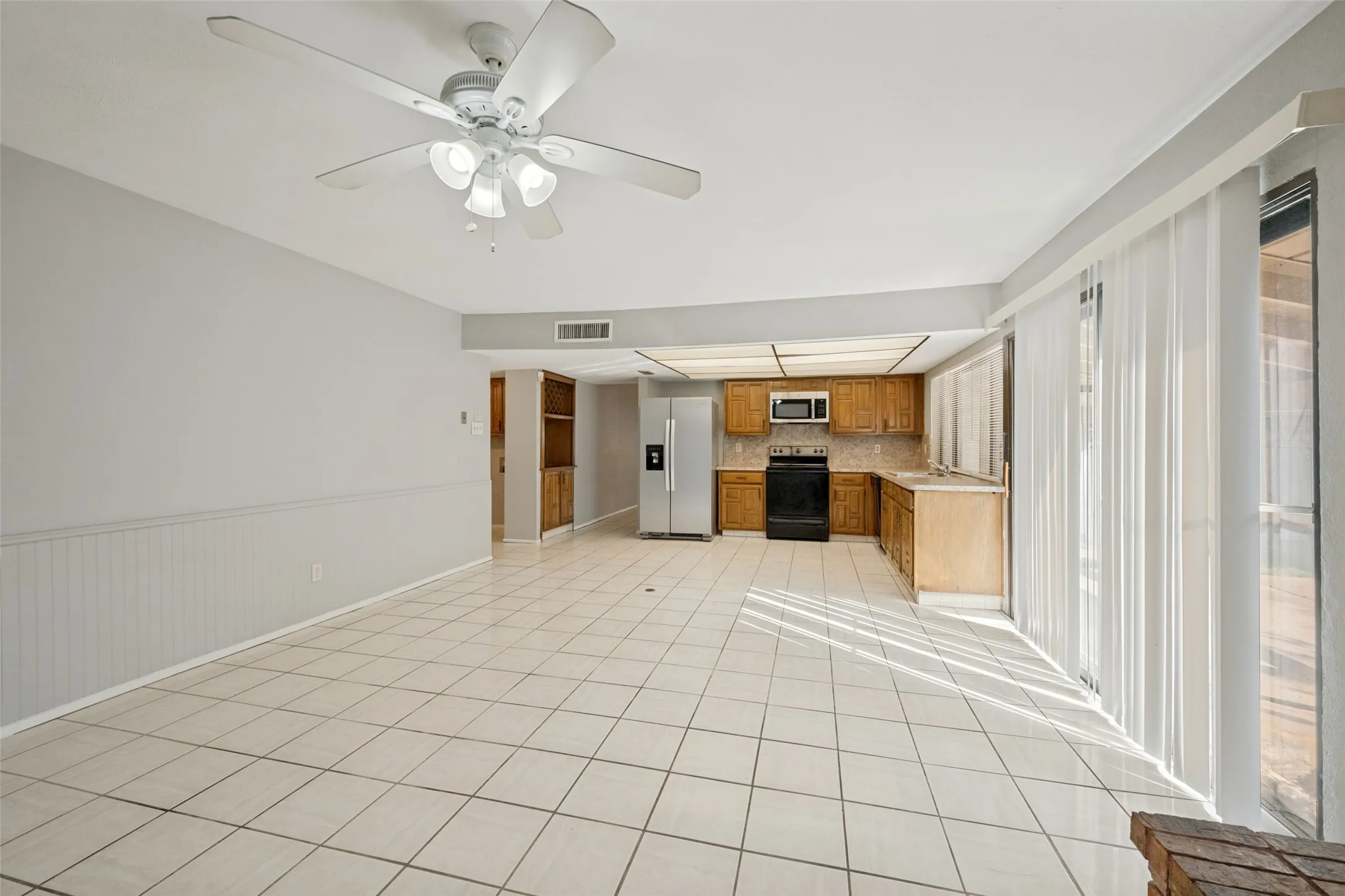 Single Family Residence For Sale in Tarrant County , 1617 Whittenburg Drive, Fort Worth, Texas 76134, 3 Bedroom, 2 Bathroom, 2 Garage spaces, 1,955 Sqft, built in 1978, mls#21398181, Real Estate Agent in Fort Worth, Homes For Sale in Tarrant county, Homes For Sale in Fort Worth, Realtor in Fort Worth Texas, Real Estate Brokerage Independent Realty Texas, Luminita Cordes Realtor