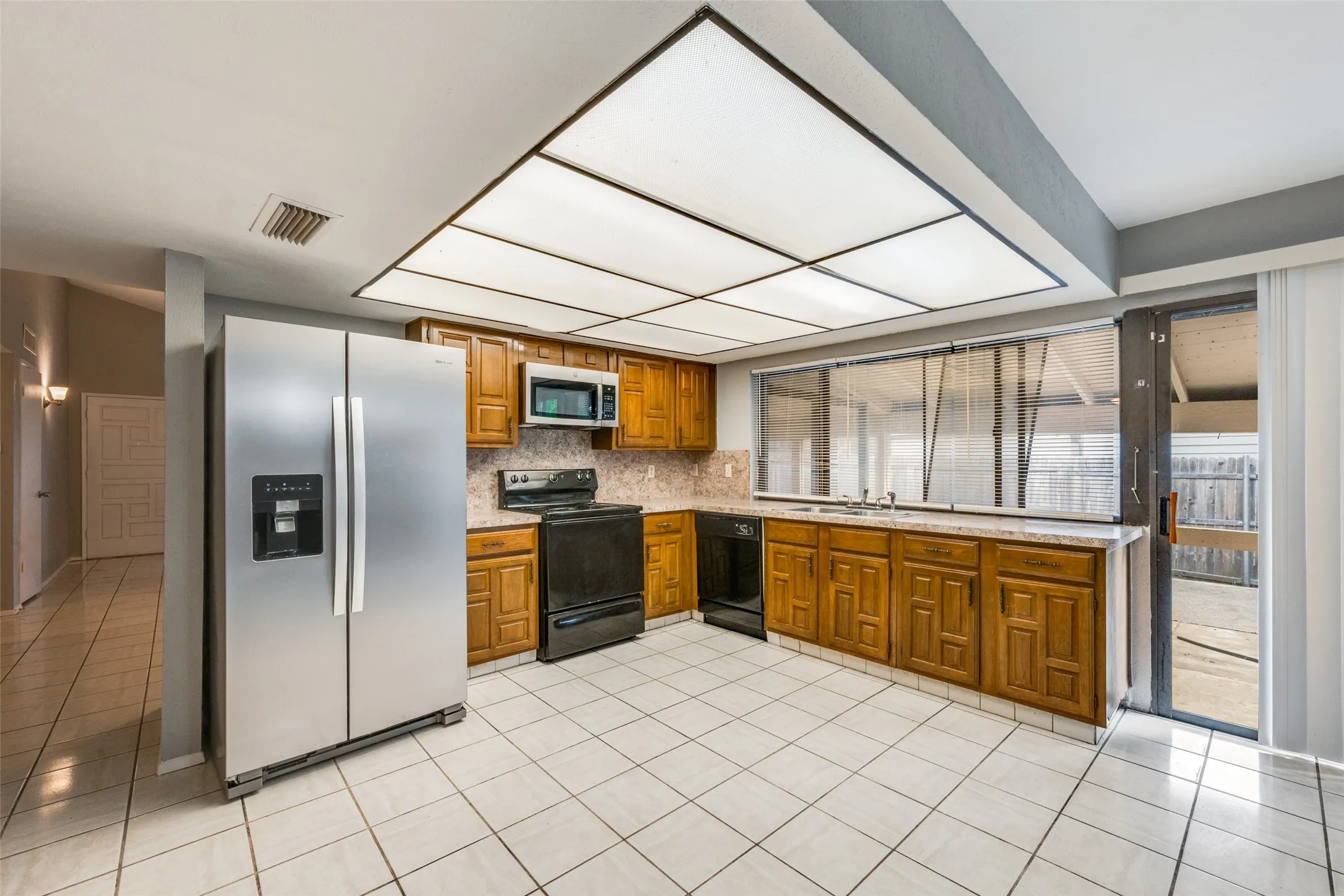 Single Family Residence For Sale in Tarrant County , 1617 Whittenburg Drive, Fort Worth, Texas 76134, 3 Bedroom, 2 Bathroom, 2 Garage spaces, 1,955 Sqft, built in 1978, mls#21398181, Real Estate Agent in Fort Worth, Homes For Sale in Tarrant county, Homes For Sale in Fort Worth, Realtor in Fort Worth Texas, Real Estate Brokerage Independent Realty Texas, Luminita Cordes Realtor