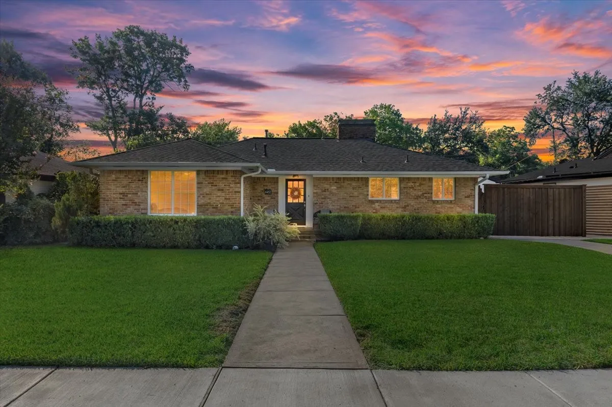 Single Family Residence For Sale in Dallas County , 6452 Highgate Lane, Dallas, Texas 75214, 2 Bedroom, 2 Bathroom, 2 Garage spaces, 1,434 Sqft, built in 1953, mls#21411213, Real Estate Agent in Dallas, Homes For Sale in Dallas county, Homes For Sale in Dallas, Realtor in Dallas Texas, Real Estate Brokerage Independent Realty Texas, Luminita Cordes Realtor