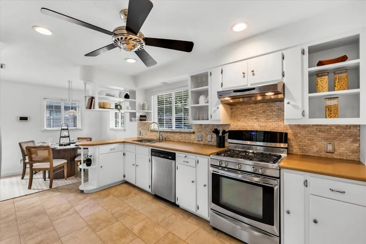 Single Family Residence For Sale in Dallas County , 6452 Highgate Lane, Dallas, Texas 75214, 2 Bedroom, 2 Bathroom, 2 Garage spaces, 1,434 Sqft, built in 1953, mls#21411213, Real Estate Agent in Dallas, Homes For Sale in Dallas county, Homes For Sale in Dallas, Realtor in Dallas Texas, Real Estate Brokerage Independent Realty Texas, Luminita Cordes Realtor