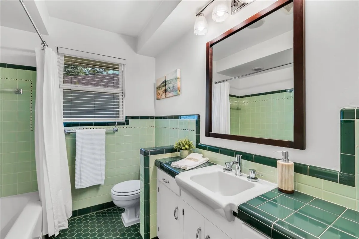 Single Family Residence For Sale in Dallas County , 6452 Highgate Lane, Dallas, Texas 75214, 2 Bedroom, 2 Bathroom, 2 Garage spaces, 1,434 Sqft, built in 1953, mls#21411213, Real Estate Agent in Dallas, Homes For Sale in Dallas county, Homes For Sale in Dallas, Realtor in Dallas Texas, Real Estate Brokerage Independent Realty Texas, Luminita Cordes Realtor
