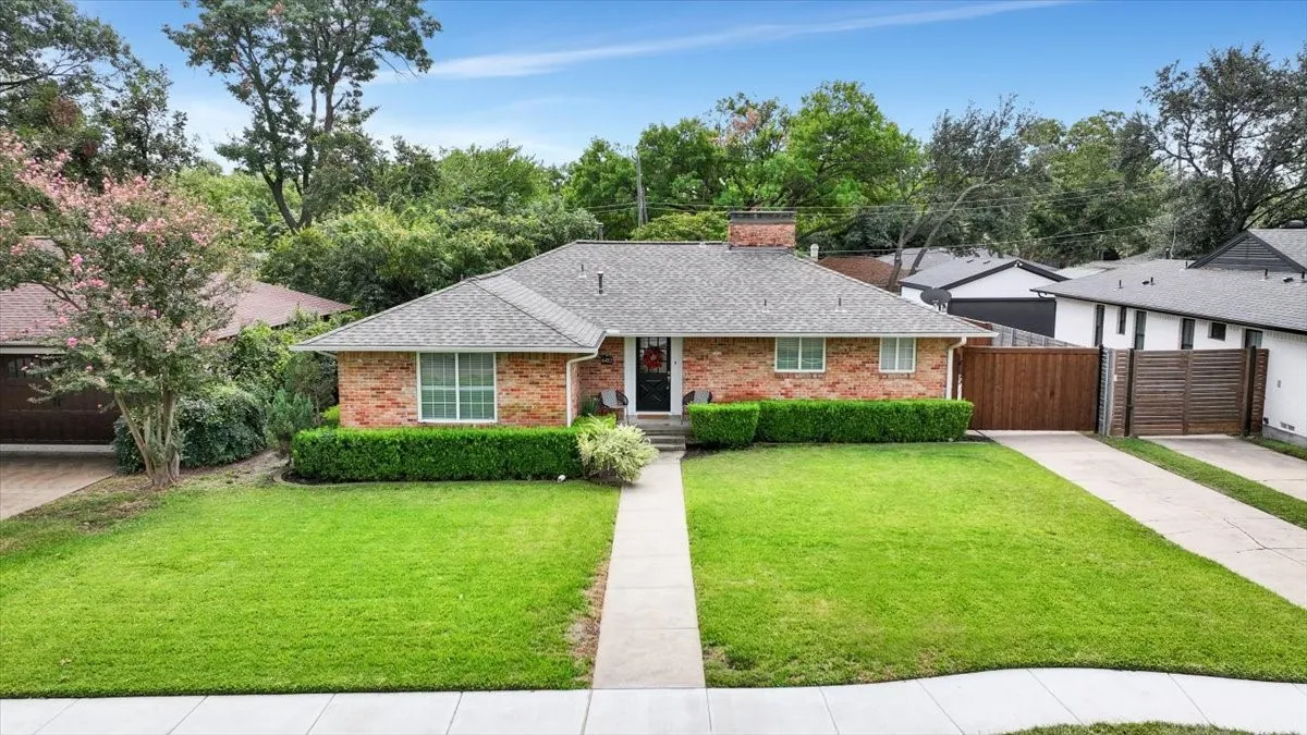 Single Family Residence For Sale in Dallas County , 6452 Highgate Lane, Dallas, Texas 75214, 2 Bedroom, 2 Bathroom, 2 Garage spaces, 1,434 Sqft, built in 1953, mls#21411213, Real Estate Agent in Dallas, Homes For Sale in Dallas county, Homes For Sale in Dallas, Realtor in Dallas Texas, Real Estate Brokerage Independent Realty Texas, Luminita Cordes Realtor