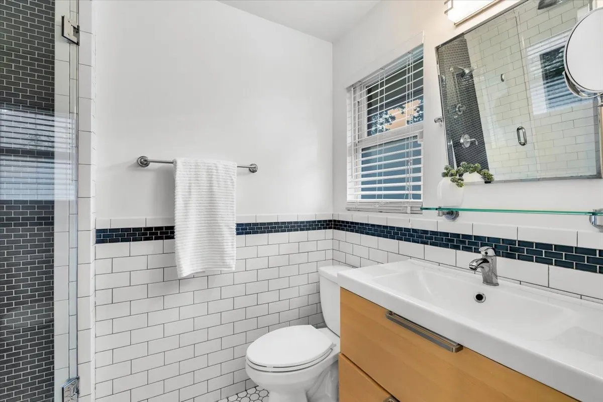 Single Family Residence For Sale in Dallas County , 6452 Highgate Lane, Dallas, Texas 75214, 2 Bedroom, 2 Bathroom, 2 Garage spaces, 1,434 Sqft, built in 1953, mls#21411213, Real Estate Agent in Dallas, Homes For Sale in Dallas county, Homes For Sale in Dallas, Realtor in Dallas Texas, Real Estate Brokerage Independent Realty Texas, Luminita Cordes Realtor