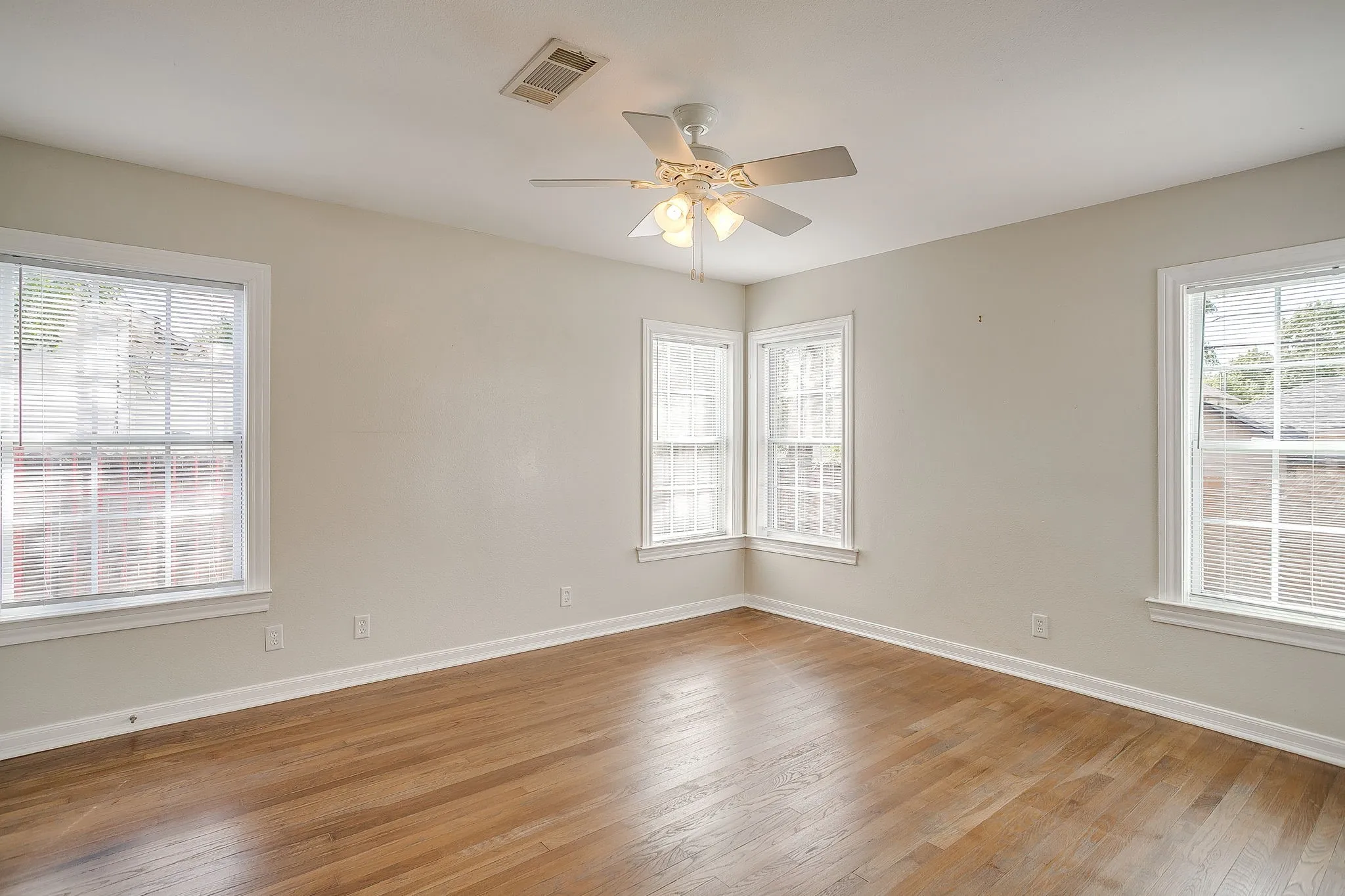 Single Family Residence For Rent in Tarrant County , 2604 Wayside Avenue, Fort Worth, Texas 76110, 2 Bedroom, 1 Bathroom, Garage spaces, 1,240 Sqft, built in 1941, mls#21411680, Real Estate Agent in Fort Worth, Homes For Rent in Tarrant county, Homes For Rent in Fort Worth, Realtor in Fort Worth Texas, Real Estate Brokerage Independent Realty Texas, Luminita Cordes Realtor