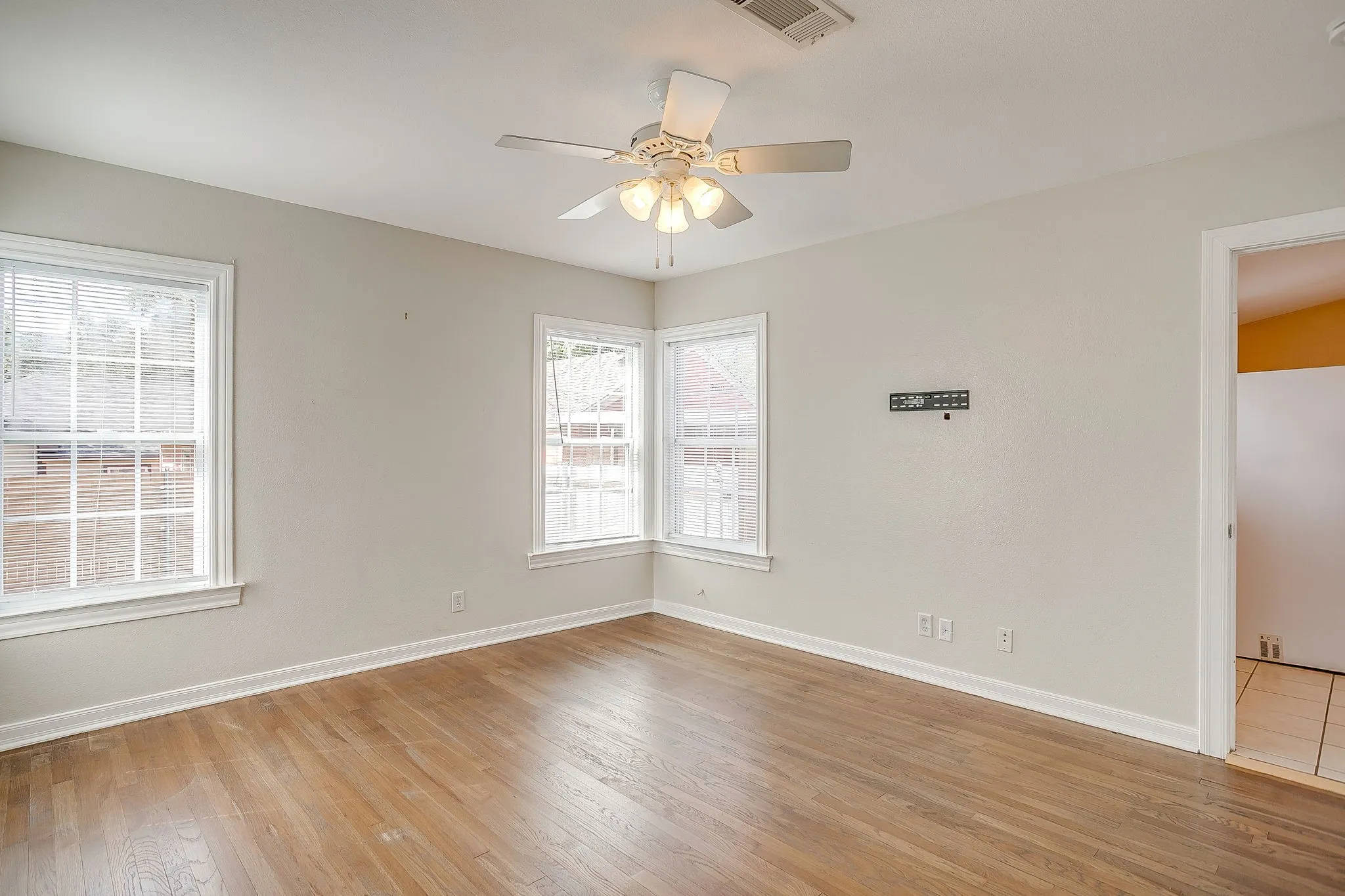 Single Family Residence For Rent in Tarrant County , 2604 Wayside Avenue, Fort Worth, Texas 76110, 2 Bedroom, 1 Bathroom, Garage spaces, 1,240 Sqft, built in 1941, mls#21411680, Real Estate Agent in Fort Worth, Homes For Rent in Tarrant county, Homes For Rent in Fort Worth, Realtor in Fort Worth Texas, Real Estate Brokerage Independent Realty Texas, Luminita Cordes Realtor