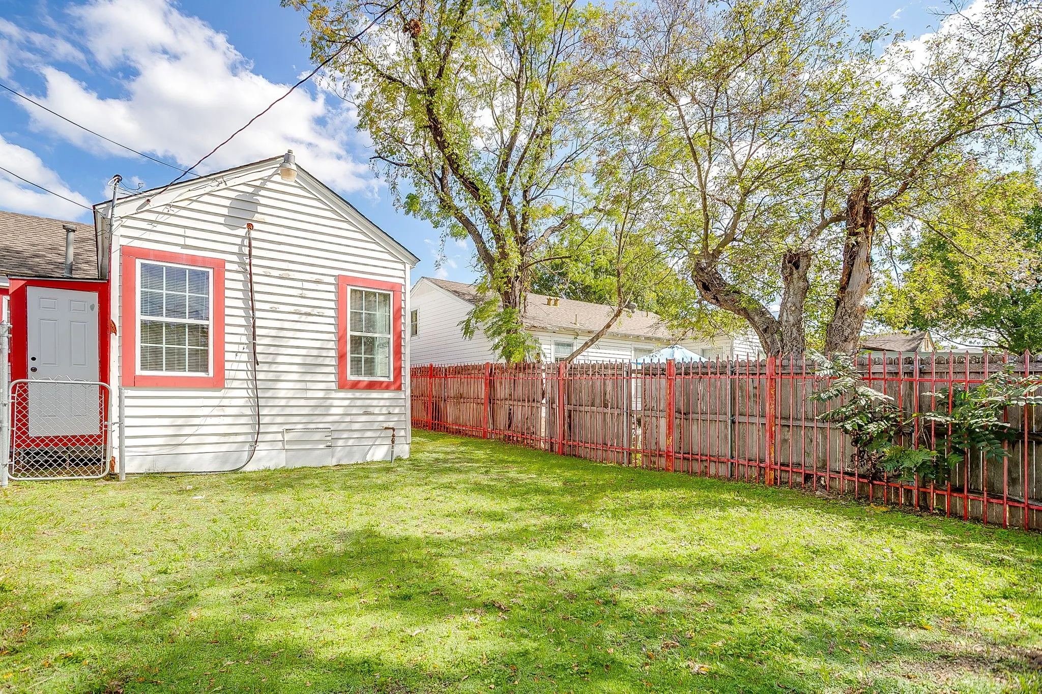 Single Family Residence For Rent in Tarrant County , 2604 Wayside Avenue, Fort Worth, Texas 76110, 2 Bedroom, 1 Bathroom, Garage spaces, 1,240 Sqft, built in 1941, mls#21411680, Real Estate Agent in Fort Worth, Homes For Rent in Tarrant county, Homes For Rent in Fort Worth, Realtor in Fort Worth Texas, Real Estate Brokerage Independent Realty Texas, Luminita Cordes Realtor
