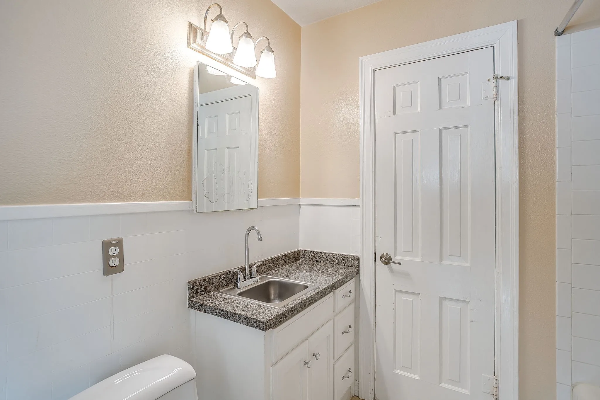 Single Family Residence For Rent in Tarrant County , 2604 Wayside Avenue, Fort Worth, Texas 76110, 2 Bedroom, 1 Bathroom, Garage spaces, 1,240 Sqft, built in 1941, mls#21411680, Real Estate Agent in Fort Worth, Homes For Rent in Tarrant county, Homes For Rent in Fort Worth, Realtor in Fort Worth Texas, Real Estate Brokerage Independent Realty Texas, Luminita Cordes Realtor