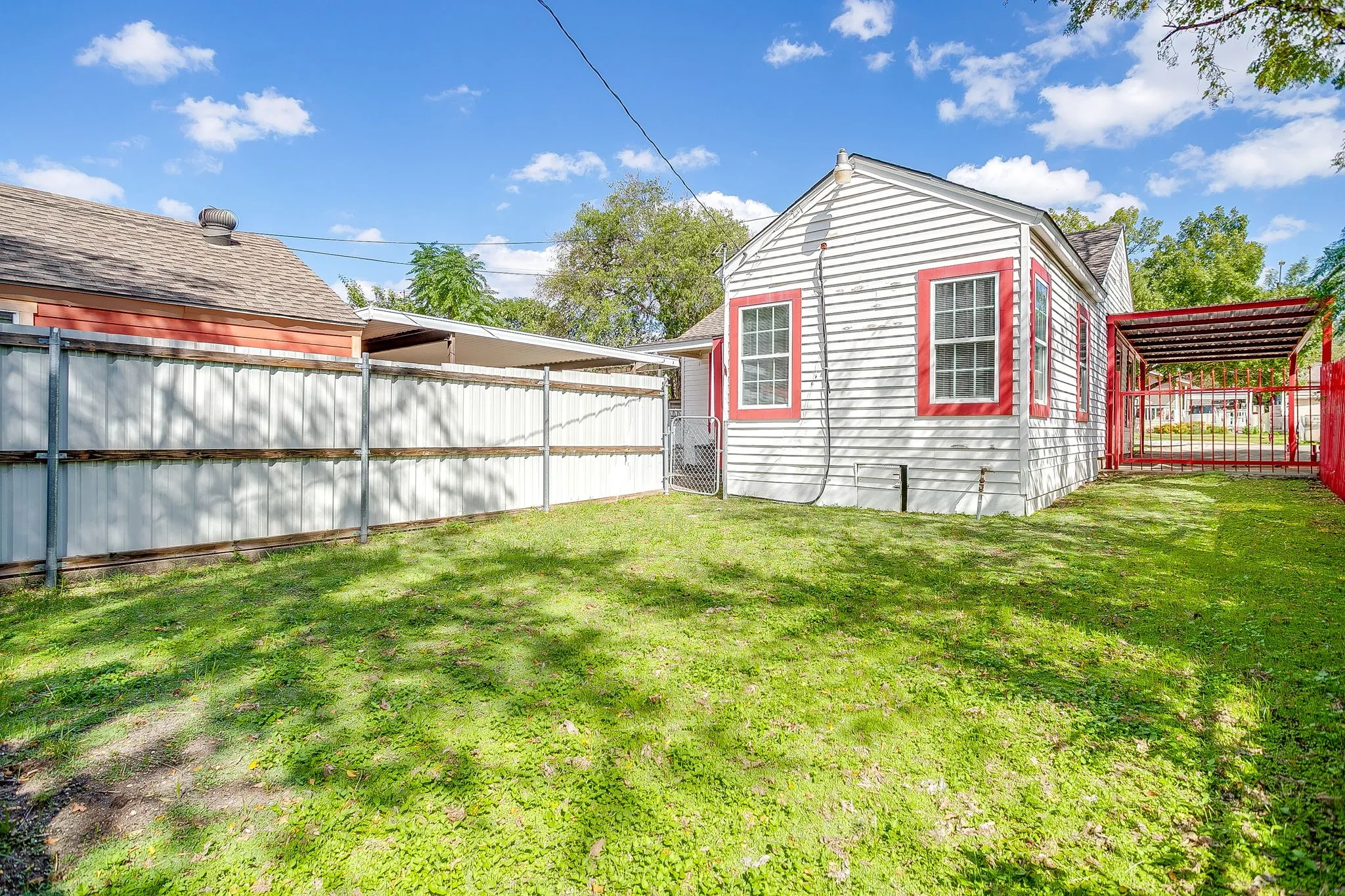 Single Family Residence For Rent in Tarrant County , 2604 Wayside Avenue, Fort Worth, Texas 76110, 2 Bedroom, 1 Bathroom, Garage spaces, 1,240 Sqft, built in 1941, mls#21411680, Real Estate Agent in Fort Worth, Homes For Rent in Tarrant county, Homes For Rent in Fort Worth, Realtor in Fort Worth Texas, Real Estate Brokerage Independent Realty Texas, Luminita Cordes Realtor