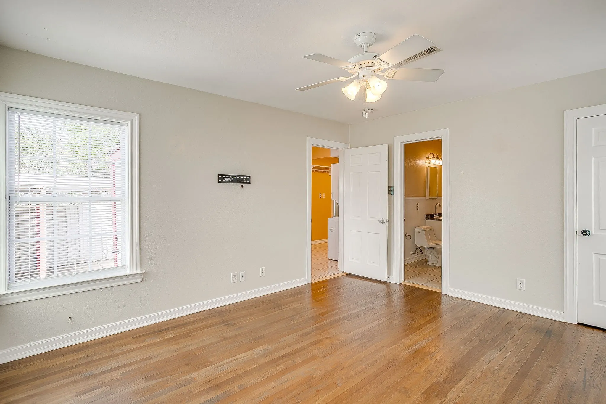 Single Family Residence For Rent in Tarrant County , 2604 Wayside Avenue, Fort Worth, Texas 76110, 2 Bedroom, 1 Bathroom, Garage spaces, 1,240 Sqft, built in 1941, mls#21411680, Real Estate Agent in Fort Worth, Homes For Rent in Tarrant county, Homes For Rent in Fort Worth, Realtor in Fort Worth Texas, Real Estate Brokerage Independent Realty Texas, Luminita Cordes Realtor