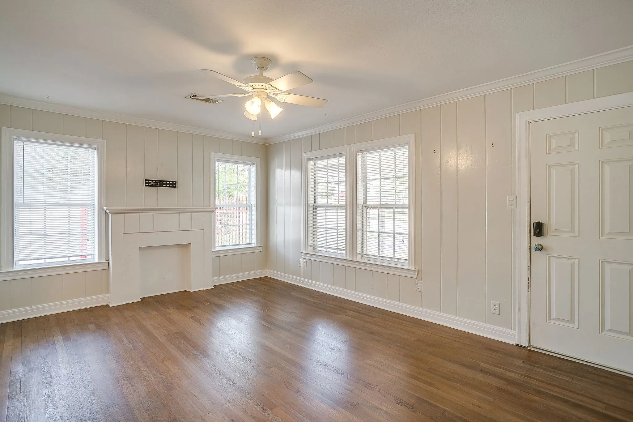 Single Family Residence For Rent in Tarrant County , 2604 Wayside Avenue, Fort Worth, Texas 76110, 2 Bedroom, 1 Bathroom, Garage spaces, 1,240 Sqft, built in 1941, mls#21411680, Real Estate Agent in Fort Worth, Homes For Rent in Tarrant county, Homes For Rent in Fort Worth, Realtor in Fort Worth Texas, Real Estate Brokerage Independent Realty Texas, Luminita Cordes Realtor