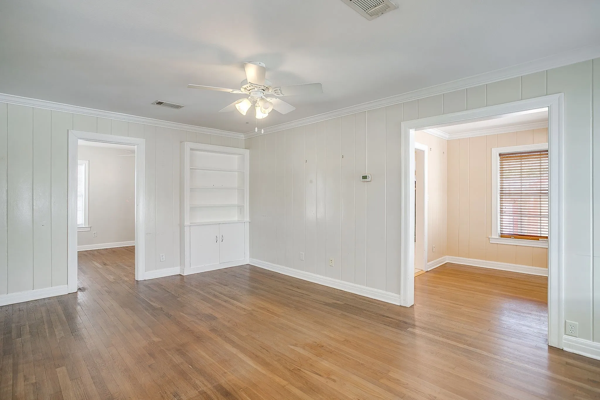 Single Family Residence For Rent in Tarrant County , 2604 Wayside Avenue, Fort Worth, Texas 76110, 2 Bedroom, 1 Bathroom, Garage spaces, 1,240 Sqft, built in 1941, mls#21411680, Real Estate Agent in Fort Worth, Homes For Rent in Tarrant county, Homes For Rent in Fort Worth, Realtor in Fort Worth Texas, Real Estate Brokerage Independent Realty Texas, Luminita Cordes Realtor