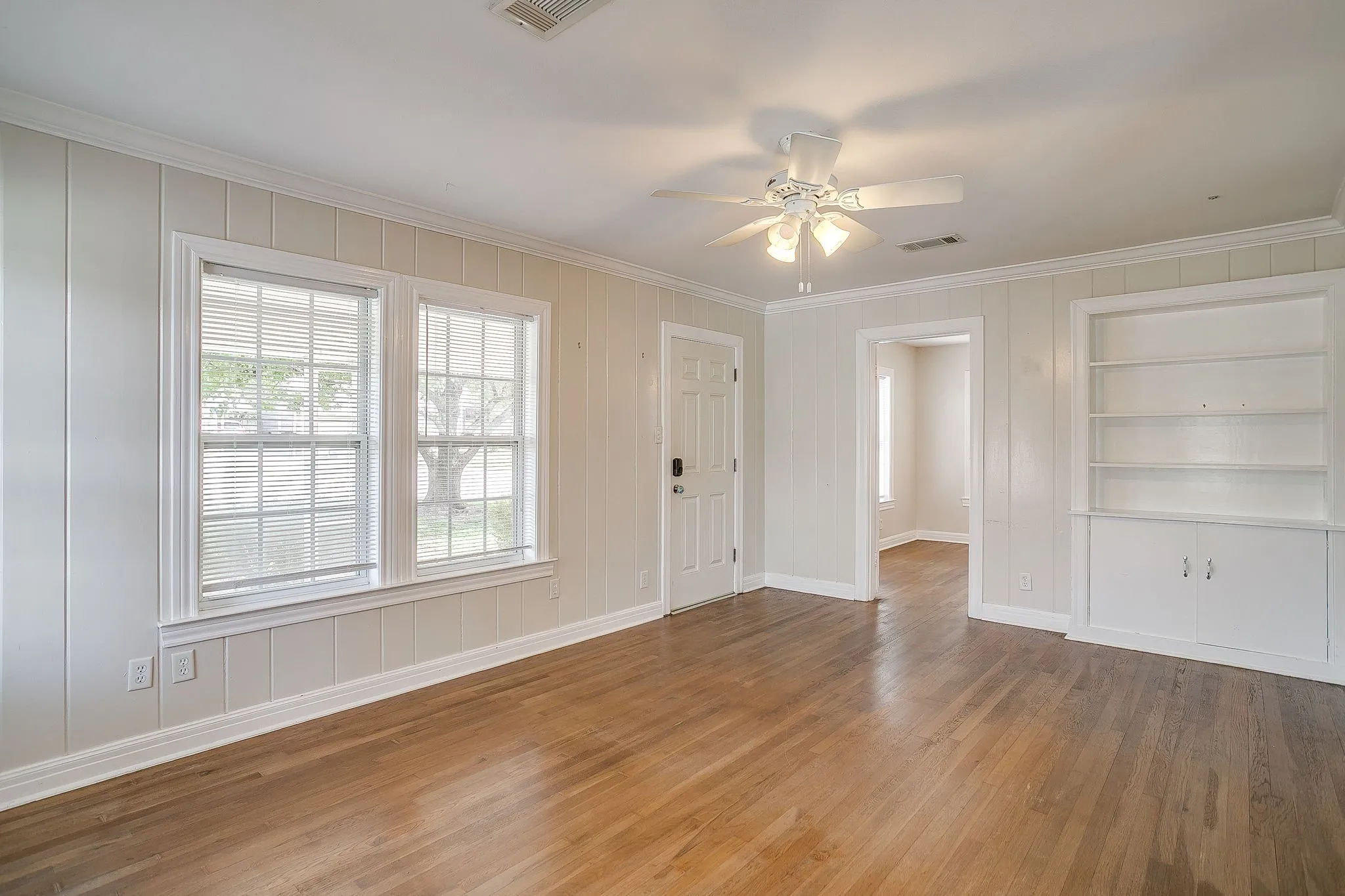 Single Family Residence For Rent in Tarrant County , 2604 Wayside Avenue, Fort Worth, Texas 76110, 2 Bedroom, 1 Bathroom, Garage spaces, 1,240 Sqft, built in 1941, mls#21411680, Real Estate Agent in Fort Worth, Homes For Rent in Tarrant county, Homes For Rent in Fort Worth, Realtor in Fort Worth Texas, Real Estate Brokerage Independent Realty Texas, Luminita Cordes Realtor