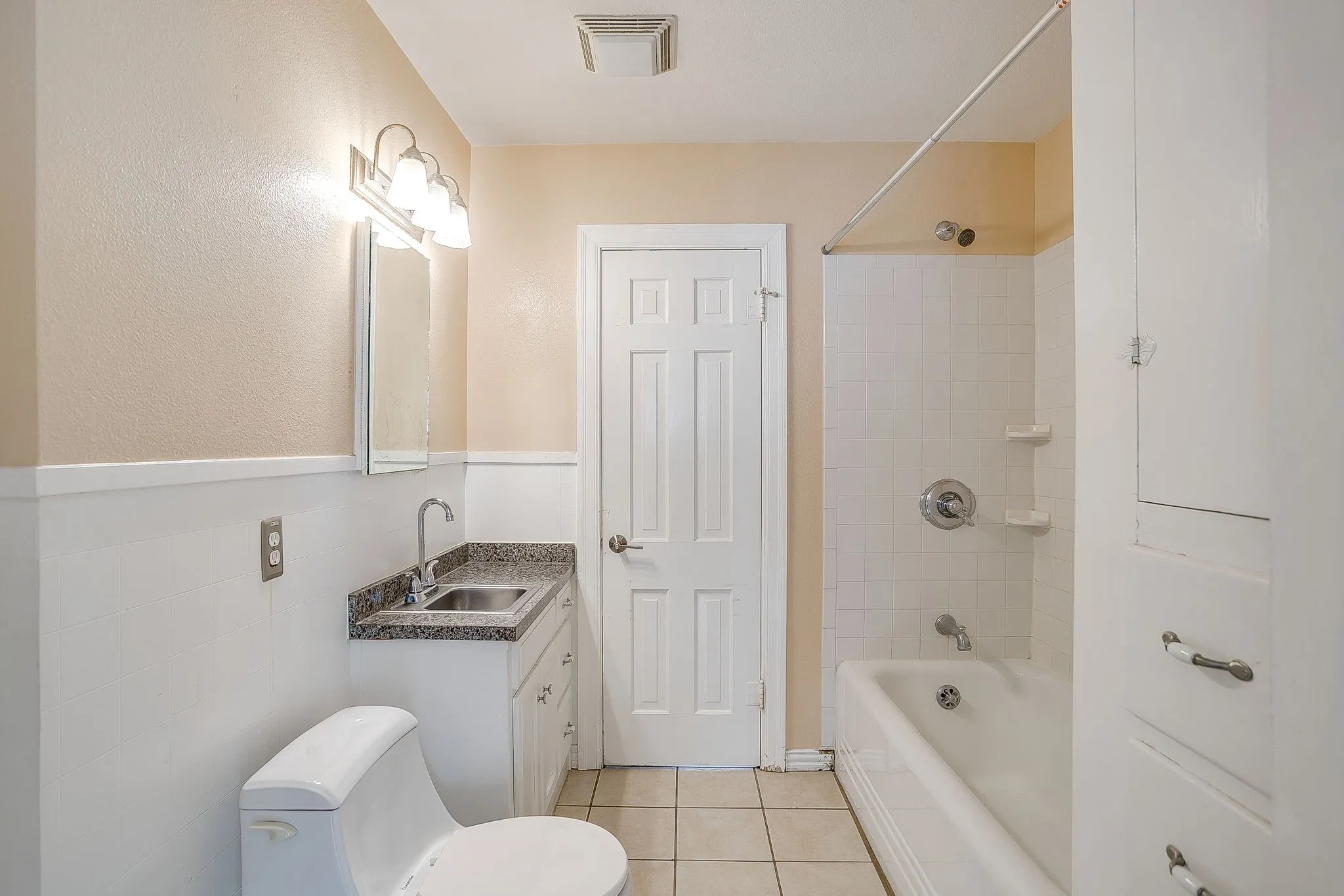 Single Family Residence For Rent in Tarrant County , 2604 Wayside Avenue, Fort Worth, Texas 76110, 2 Bedroom, 1 Bathroom, Garage spaces, 1,240 Sqft, built in 1941, mls#21411680, Real Estate Agent in Fort Worth, Homes For Rent in Tarrant county, Homes For Rent in Fort Worth, Realtor in Fort Worth Texas, Real Estate Brokerage Independent Realty Texas, Luminita Cordes Realtor