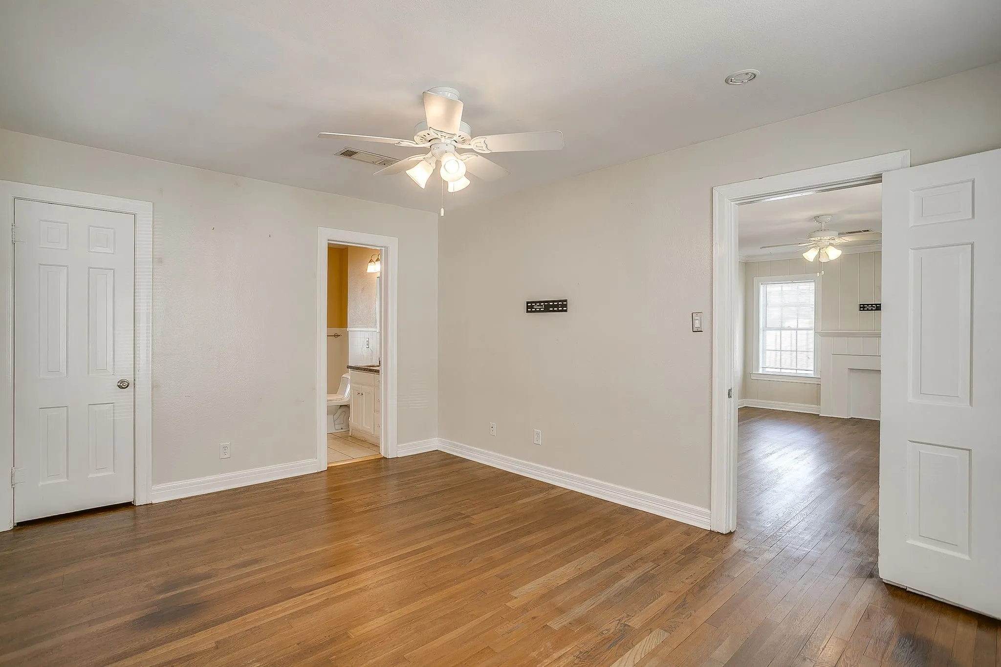 Single Family Residence For Rent in Tarrant County , 2604 Wayside Avenue, Fort Worth, Texas 76110, 2 Bedroom, 1 Bathroom, Garage spaces, 1,240 Sqft, built in 1941, mls#21411680, Real Estate Agent in Fort Worth, Homes For Rent in Tarrant county, Homes For Rent in Fort Worth, Realtor in Fort Worth Texas, Real Estate Brokerage Independent Realty Texas, Luminita Cordes Realtor