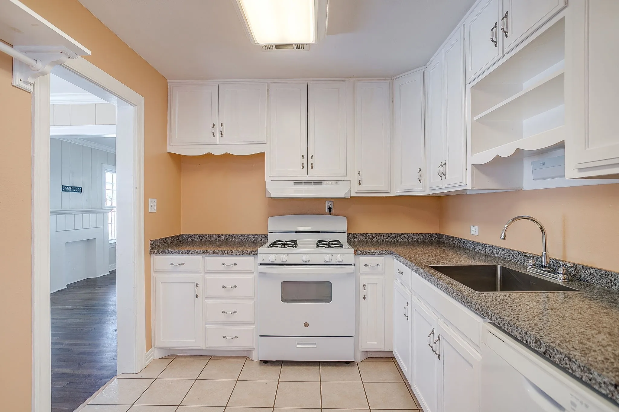 Single Family Residence For Rent in Tarrant County , 2604 Wayside Avenue, Fort Worth, Texas 76110, 2 Bedroom, 1 Bathroom, Garage spaces, 1,240 Sqft, built in 1941, mls#21411680, Real Estate Agent in Fort Worth, Homes For Rent in Tarrant county, Homes For Rent in Fort Worth, Realtor in Fort Worth Texas, Real Estate Brokerage Independent Realty Texas, Luminita Cordes Realtor