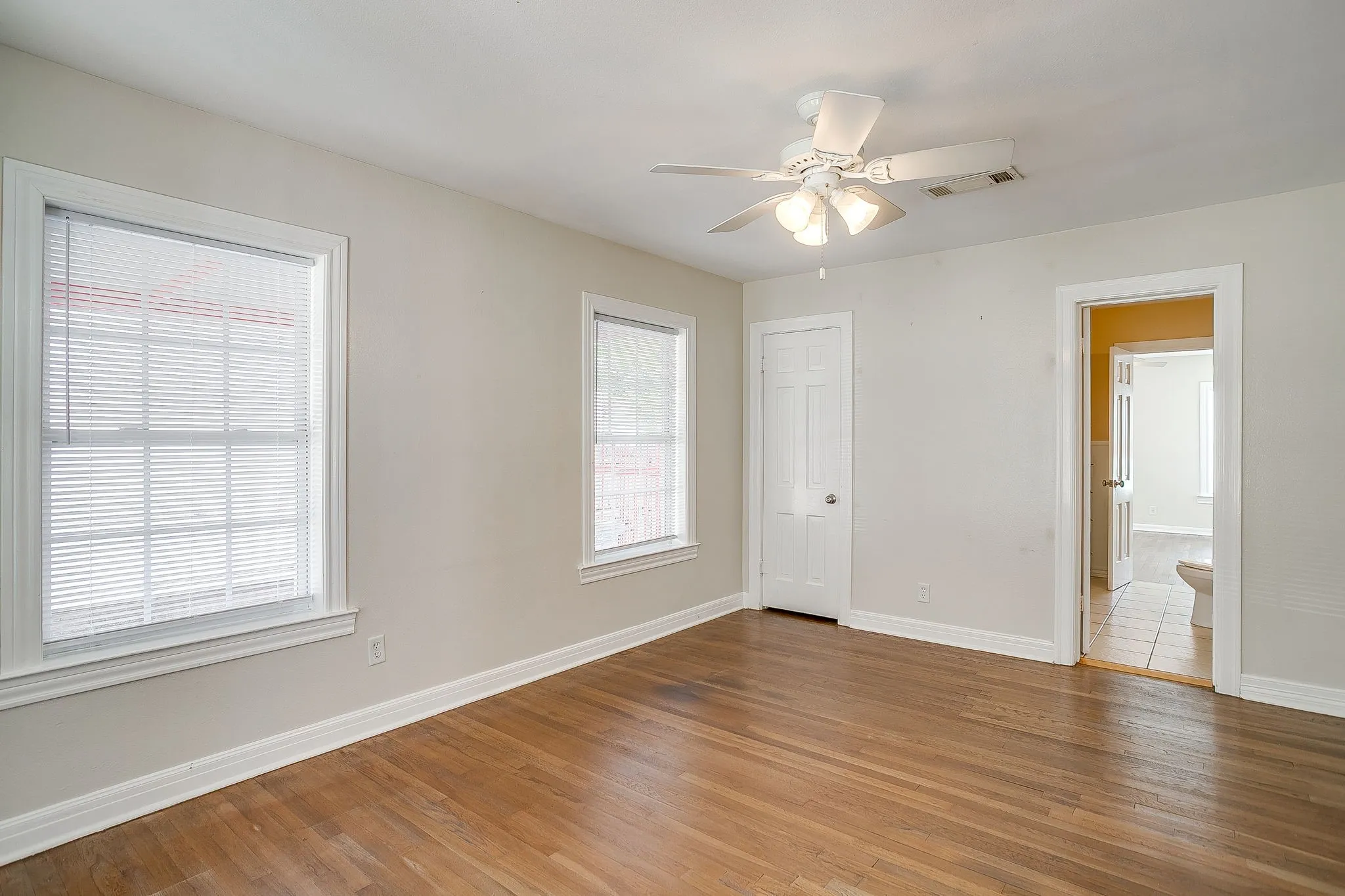 Single Family Residence For Rent in Tarrant County , 2604 Wayside Avenue, Fort Worth, Texas 76110, 2 Bedroom, 1 Bathroom, Garage spaces, 1,240 Sqft, built in 1941, mls#21411680, Real Estate Agent in Fort Worth, Homes For Rent in Tarrant county, Homes For Rent in Fort Worth, Realtor in Fort Worth Texas, Real Estate Brokerage Independent Realty Texas, Luminita Cordes Realtor