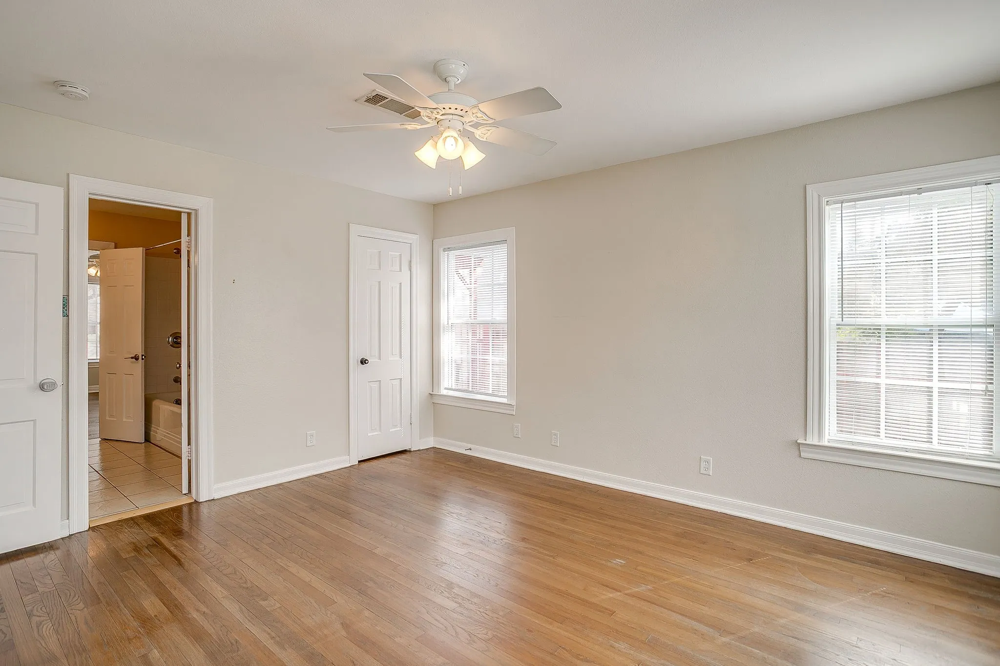 Single Family Residence For Rent in Tarrant County , 2604 Wayside Avenue, Fort Worth, Texas 76110, 2 Bedroom, 1 Bathroom, Garage spaces, 1,240 Sqft, built in 1941, mls#21411680, Real Estate Agent in Fort Worth, Homes For Rent in Tarrant county, Homes For Rent in Fort Worth, Realtor in Fort Worth Texas, Real Estate Brokerage Independent Realty Texas, Luminita Cordes Realtor