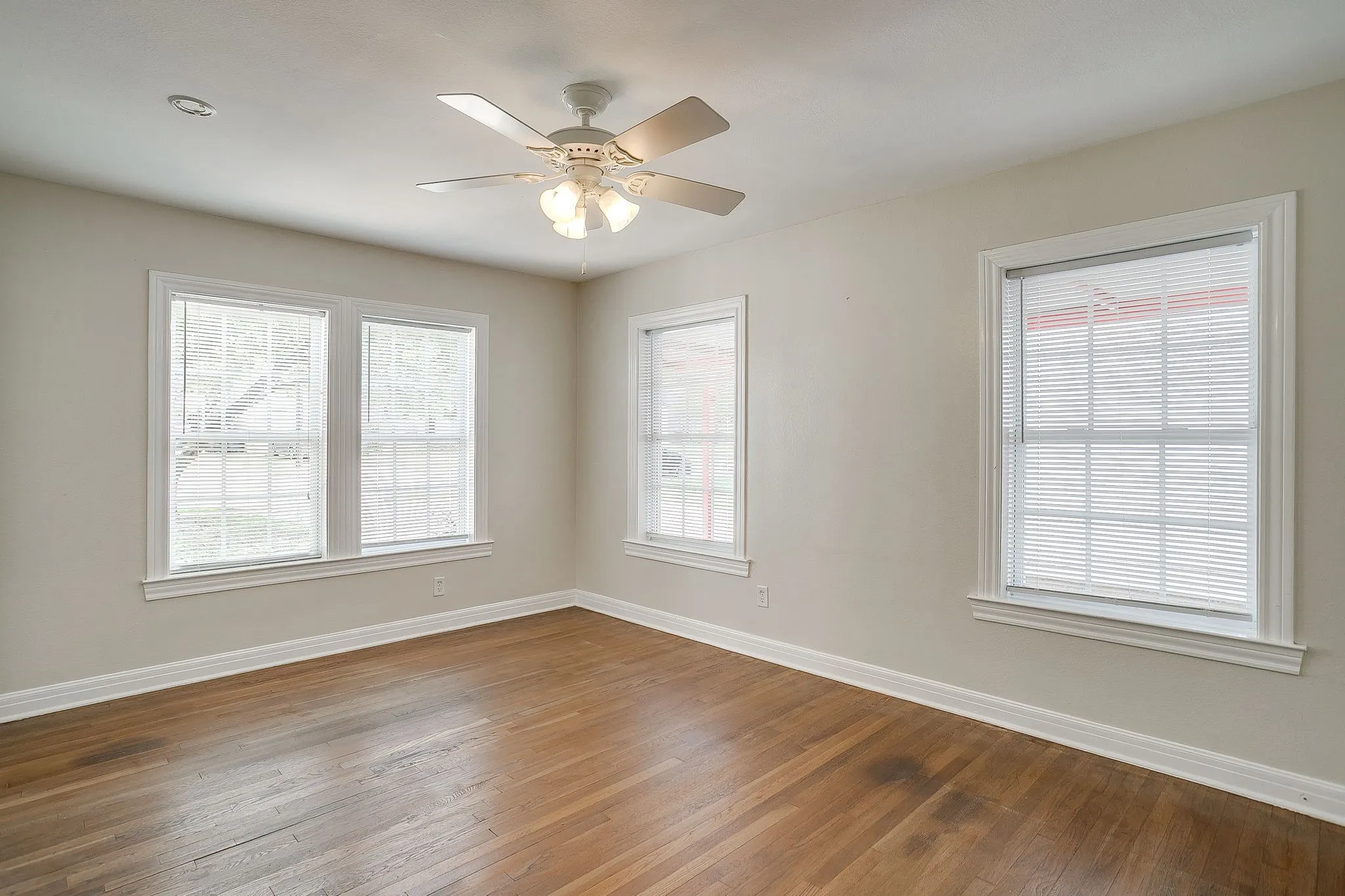 Single Family Residence For Rent in Tarrant County , 2604 Wayside Avenue, Fort Worth, Texas 76110, 2 Bedroom, 1 Bathroom, Garage spaces, 1,240 Sqft, built in 1941, mls#21411680, Real Estate Agent in Fort Worth, Homes For Rent in Tarrant county, Homes For Rent in Fort Worth, Realtor in Fort Worth Texas, Real Estate Brokerage Independent Realty Texas, Luminita Cordes Realtor
