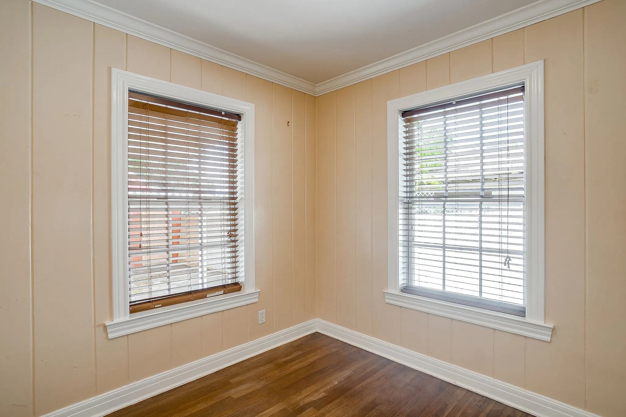 Single Family Residence For Rent in Tarrant County , 2604 Wayside Avenue, Fort Worth, Texas 76110, 2 Bedroom, 1 Bathroom, Garage spaces, 1,240 Sqft, built in 1941, mls#21411680, Real Estate Agent in Fort Worth, Homes For Rent in Tarrant county, Homes For Rent in Fort Worth, Realtor in Fort Worth Texas, Real Estate Brokerage Independent Realty Texas, Luminita Cordes Realtor