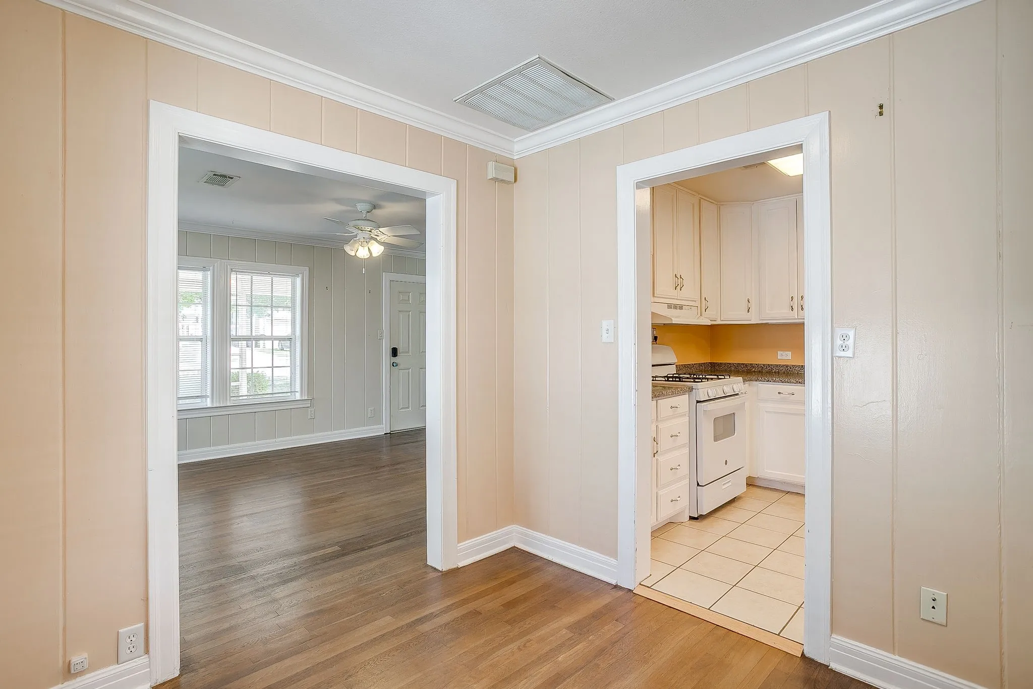 Single Family Residence For Rent in Tarrant County , 2604 Wayside Avenue, Fort Worth, Texas 76110, 2 Bedroom, 1 Bathroom, Garage spaces, 1,240 Sqft, built in 1941, mls#21411680, Real Estate Agent in Fort Worth, Homes For Rent in Tarrant county, Homes For Rent in Fort Worth, Realtor in Fort Worth Texas, Real Estate Brokerage Independent Realty Texas, Luminita Cordes Realtor