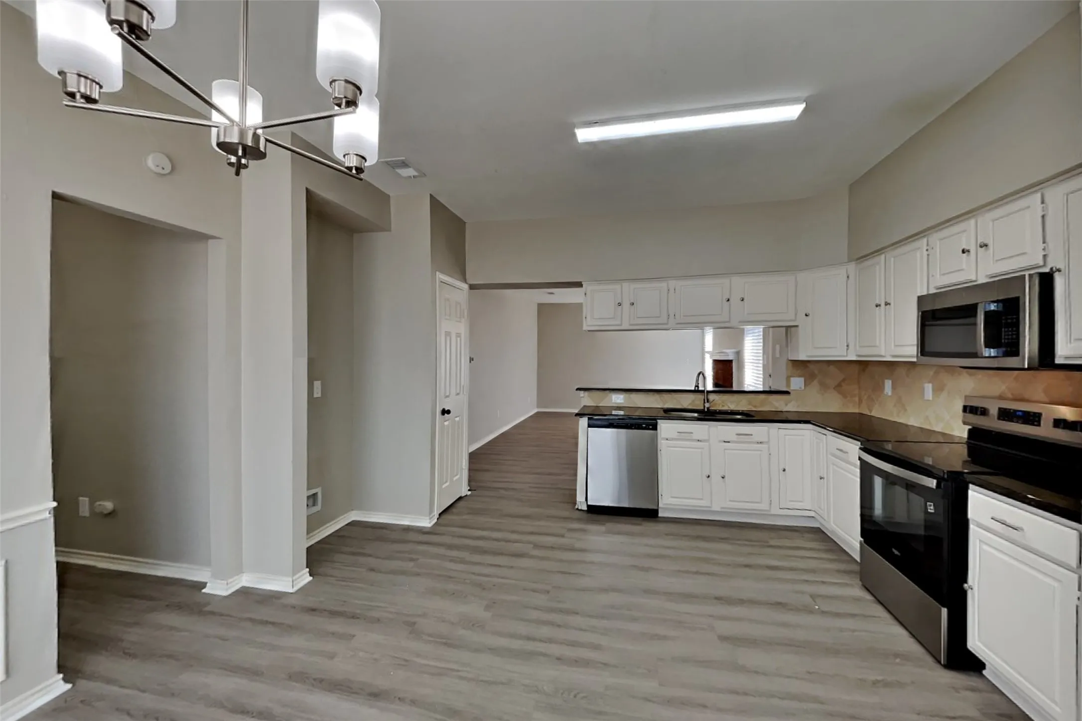 Single Family Residence For Rent in Denton County , 1421 Mapleview Drive, Carrollton, Texas 75007, 4 Bedroom, 3 Bathroom, 2 Garage spaces, 2,282 Sqft, built in 1991, mls#21411791, Real Estate Agent in Carrollton, Homes For Rent in Denton county, Homes For Rent in Carrollton, Realtor in Carrollton Texas, Real Estate Brokerage Independent Realty Texas, Luminita Cordes Realtor
