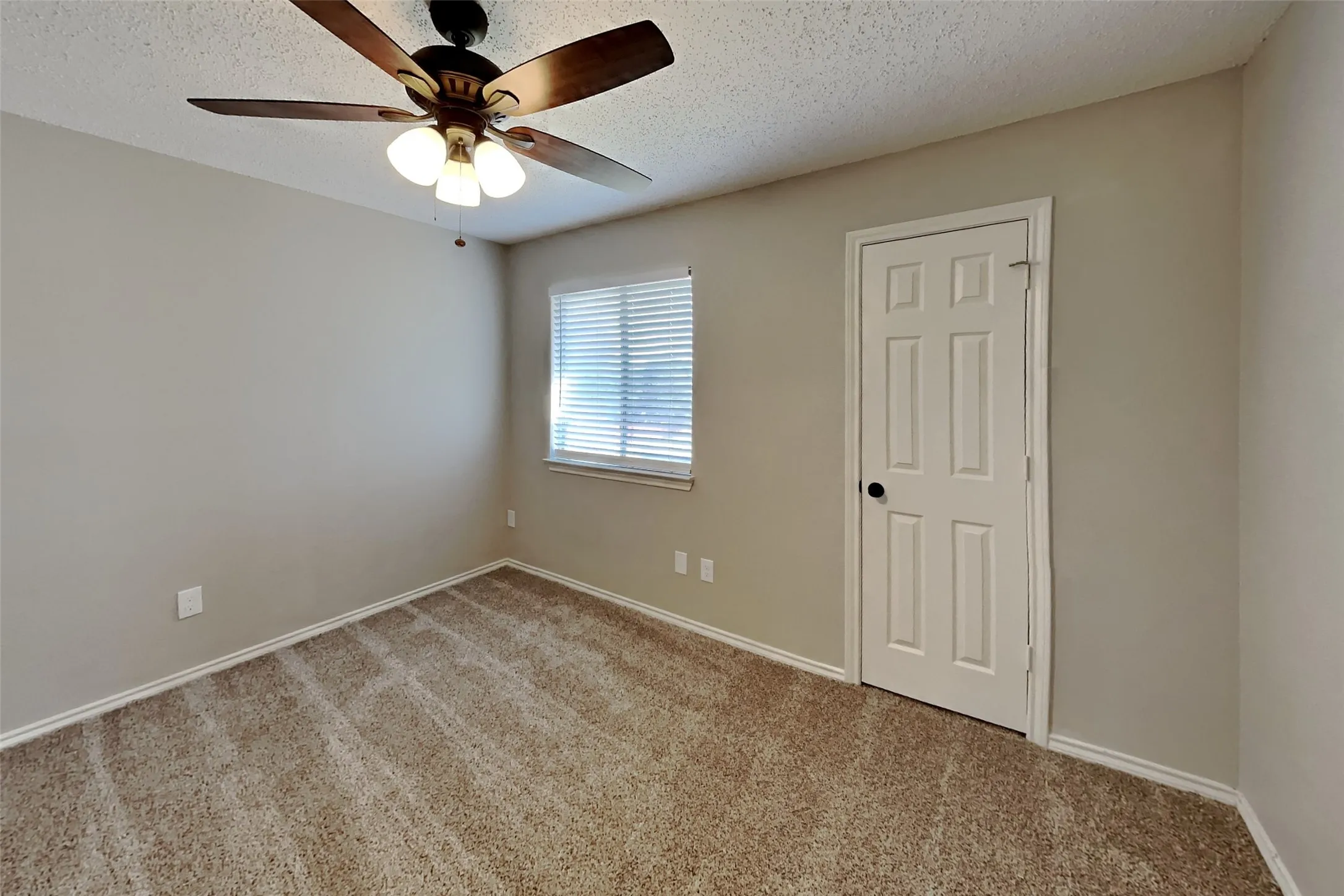 Single Family Residence For Rent in Denton County , 1421 Mapleview Drive, Carrollton, Texas 75007, 4 Bedroom, 3 Bathroom, 2 Garage spaces, 2,282 Sqft, built in 1991, mls#21411791, Real Estate Agent in Carrollton, Homes For Rent in Denton county, Homes For Rent in Carrollton, Realtor in Carrollton Texas, Real Estate Brokerage Independent Realty Texas, Luminita Cordes Realtor