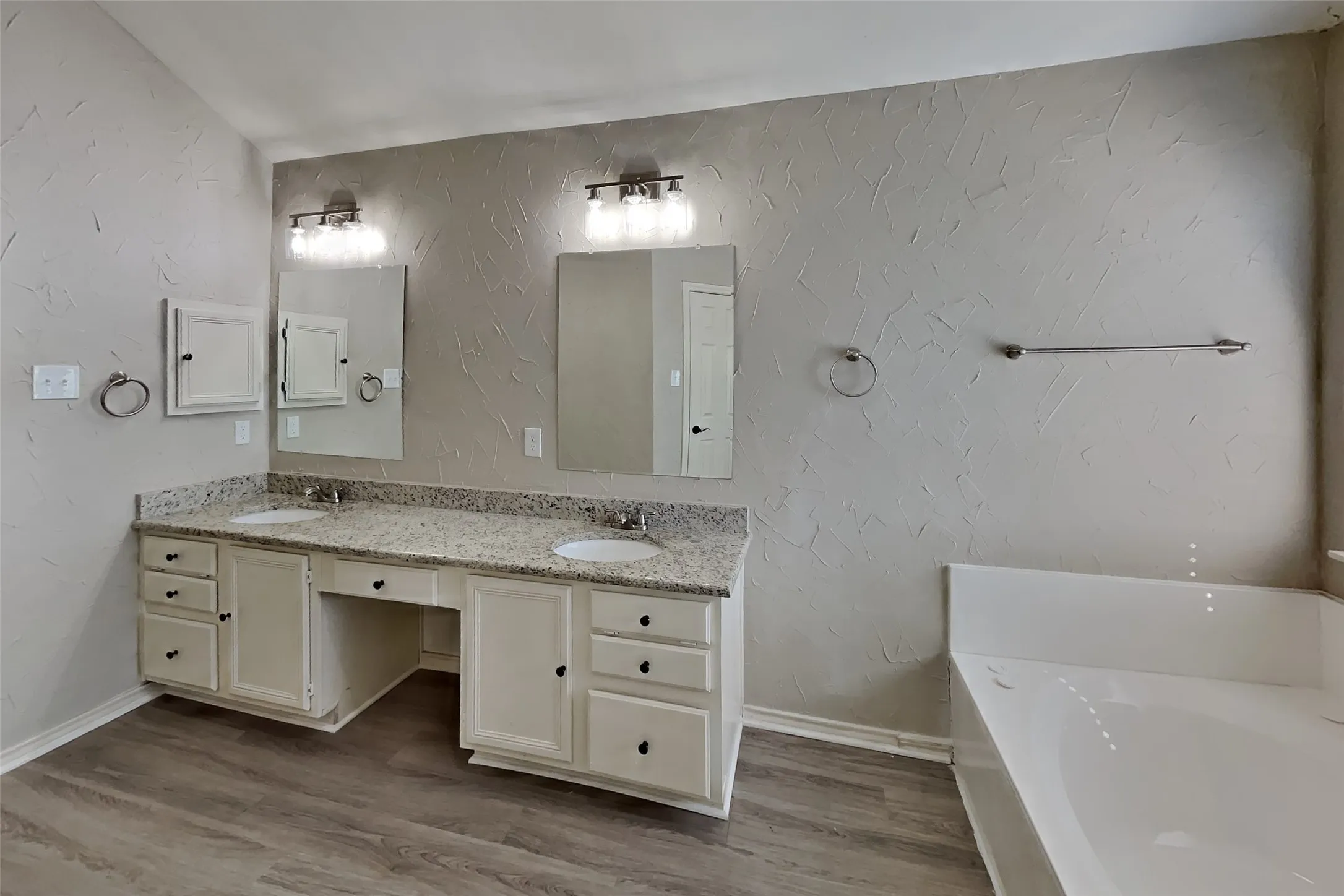 Single Family Residence For Rent in Denton County , 1421 Mapleview Drive, Carrollton, Texas 75007, 4 Bedroom, 3 Bathroom, 2 Garage spaces, 2,282 Sqft, built in 1991, mls#21411791, Real Estate Agent in Carrollton, Homes For Rent in Denton county, Homes For Rent in Carrollton, Realtor in Carrollton Texas, Real Estate Brokerage Independent Realty Texas, Luminita Cordes Realtor