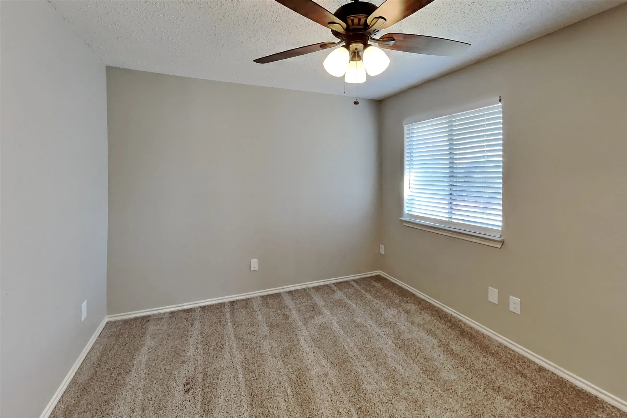 Single Family Residence For Rent in Denton County , 1421 Mapleview Drive, Carrollton, Texas 75007, 4 Bedroom, 3 Bathroom, 2 Garage spaces, 2,282 Sqft, built in 1991, mls#21411791, Real Estate Agent in Carrollton, Homes For Rent in Denton county, Homes For Rent in Carrollton, Realtor in Carrollton Texas, Real Estate Brokerage Independent Realty Texas, Luminita Cordes Realtor