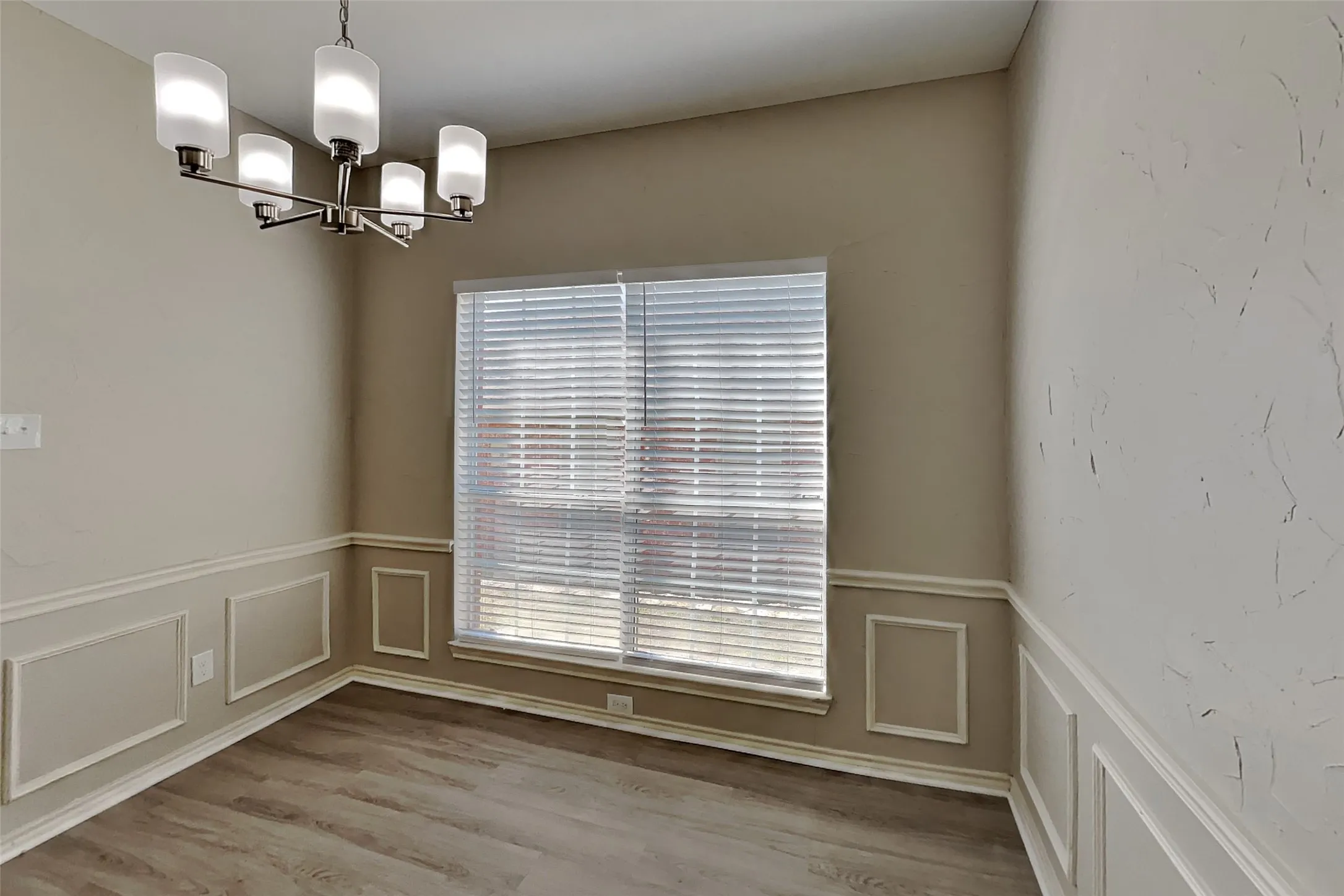 Single Family Residence For Rent in Denton County , 1421 Mapleview Drive, Carrollton, Texas 75007, 4 Bedroom, 3 Bathroom, 2 Garage spaces, 2,282 Sqft, built in 1991, mls#21411791, Real Estate Agent in Carrollton, Homes For Rent in Denton county, Homes For Rent in Carrollton, Realtor in Carrollton Texas, Real Estate Brokerage Independent Realty Texas, Luminita Cordes Realtor