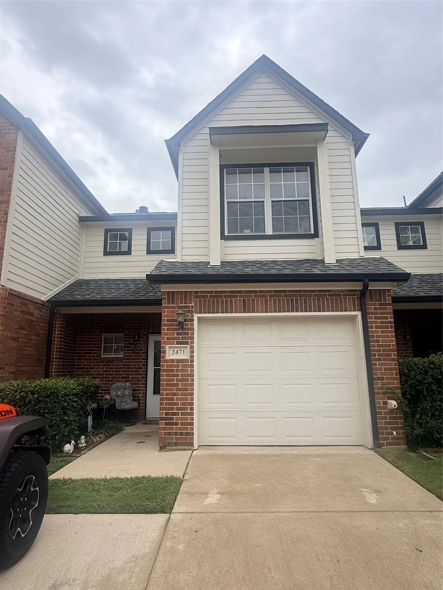 Townhouse For Sale in Dallas County , 2471 Southcourt Circle, Irving, Texas 75038, 2 Bedroom, 3 Bathroom, 1 Garage spaces, 1,234 Sqft, built in 1997, mls#21411627, Real Estate Agent in Irving, Homes For Sale in Dallas county, Homes For Sale in Irving, Realtor in Irving Texas, Real Estate Brokerage Independent Realty Texas, Luminita Cordes Realtor