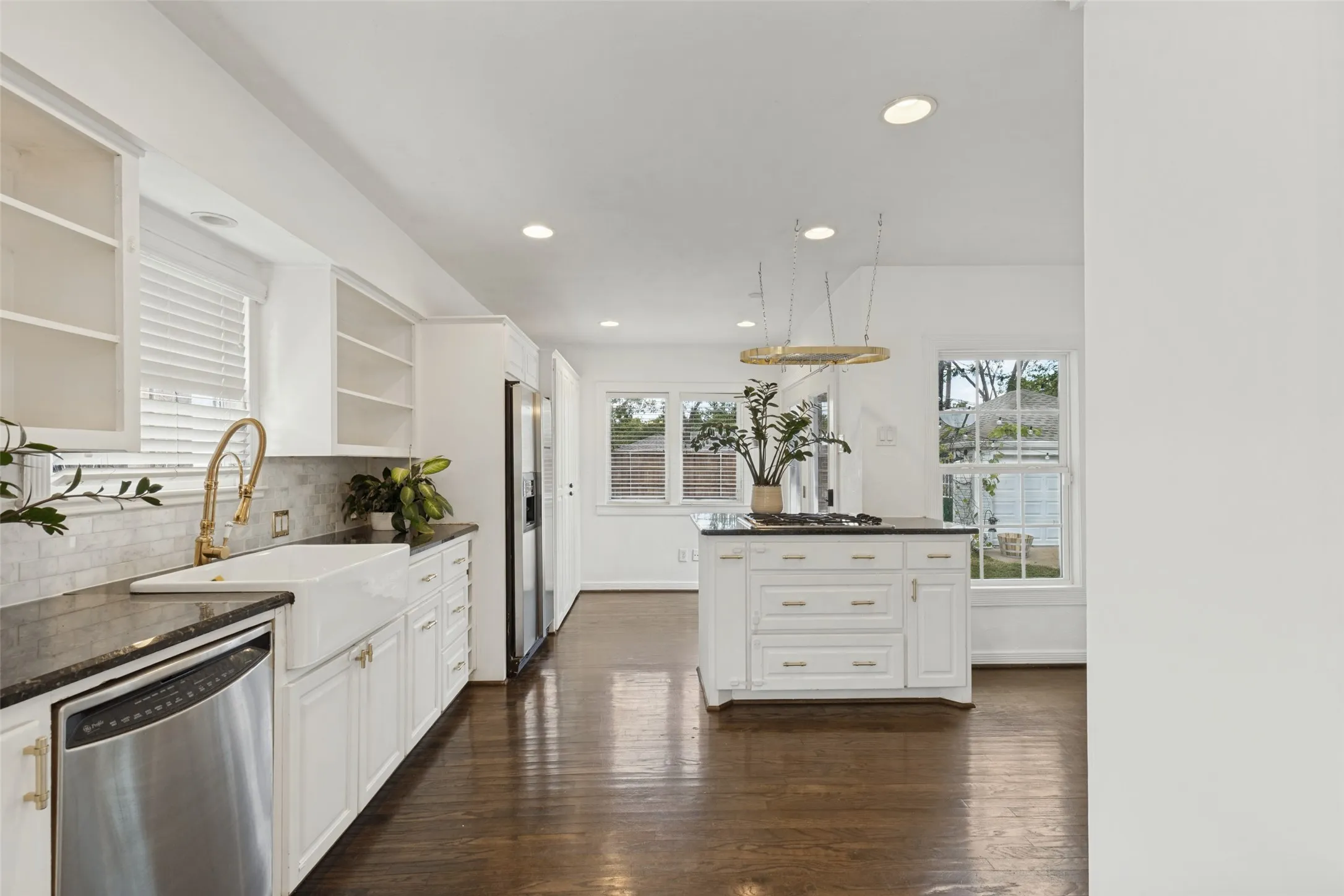 Single Family Residence For Rent in Dallas County , 6275 Revere Place, Dallas, Texas 75214, 2 Bedroom, 2 Bathroom, 2 Garage spaces, 1,383 Sqft, built in 1941, mls#21411790, Real Estate Agent in Dallas, Homes For Rent in Dallas county, Homes For Rent in Dallas, Realtor in Dallas Texas, Real Estate Brokerage Independent Realty Texas, Luminita Cordes Realtor