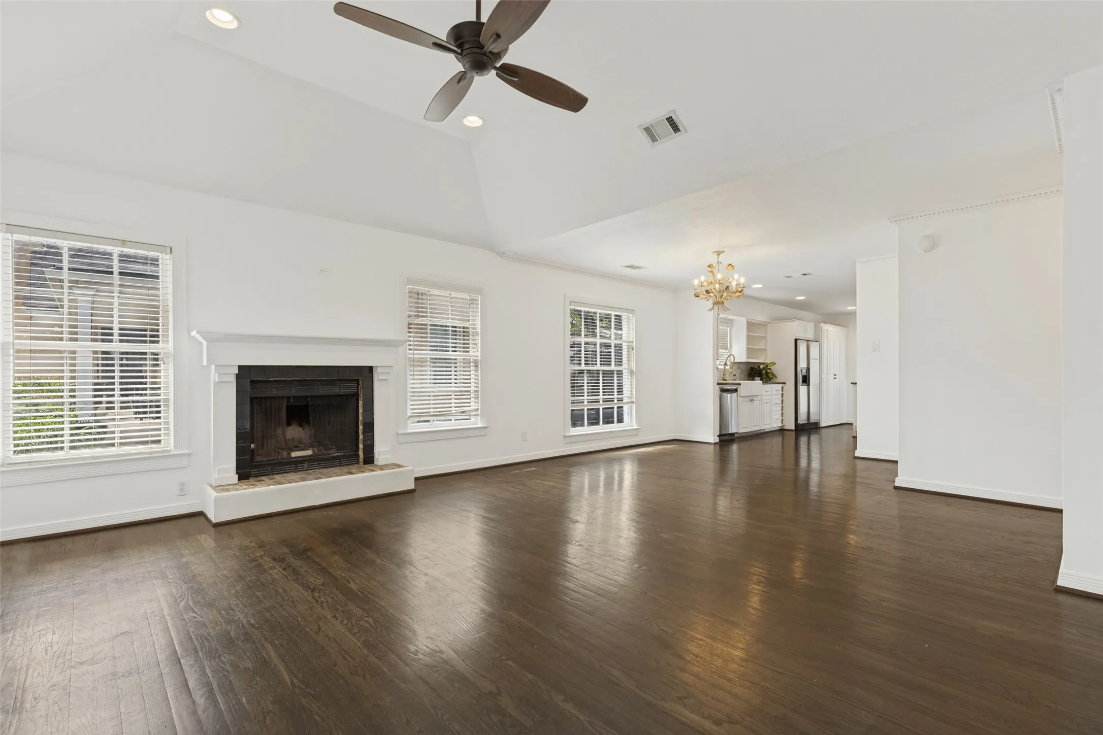 Single Family Residence For Rent in Dallas County , 6275 Revere Place, Dallas, Texas 75214, 2 Bedroom, 2 Bathroom, 2 Garage spaces, 1,383 Sqft, built in 1941, mls#21411790, Real Estate Agent in Dallas, Homes For Rent in Dallas county, Homes For Rent in Dallas, Realtor in Dallas Texas, Real Estate Brokerage Independent Realty Texas, Luminita Cordes Realtor