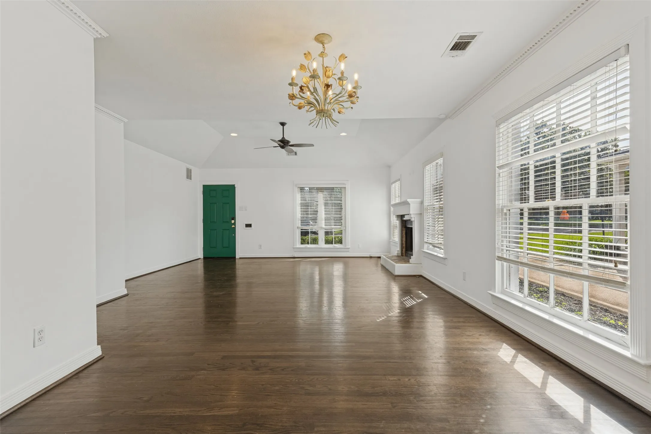 Single Family Residence For Rent in Dallas County , 6275 Revere Place, Dallas, Texas 75214, 2 Bedroom, 2 Bathroom, 2 Garage spaces, 1,383 Sqft, built in 1941, mls#21411790, Real Estate Agent in Dallas, Homes For Rent in Dallas county, Homes For Rent in Dallas, Realtor in Dallas Texas, Real Estate Brokerage Independent Realty Texas, Luminita Cordes Realtor