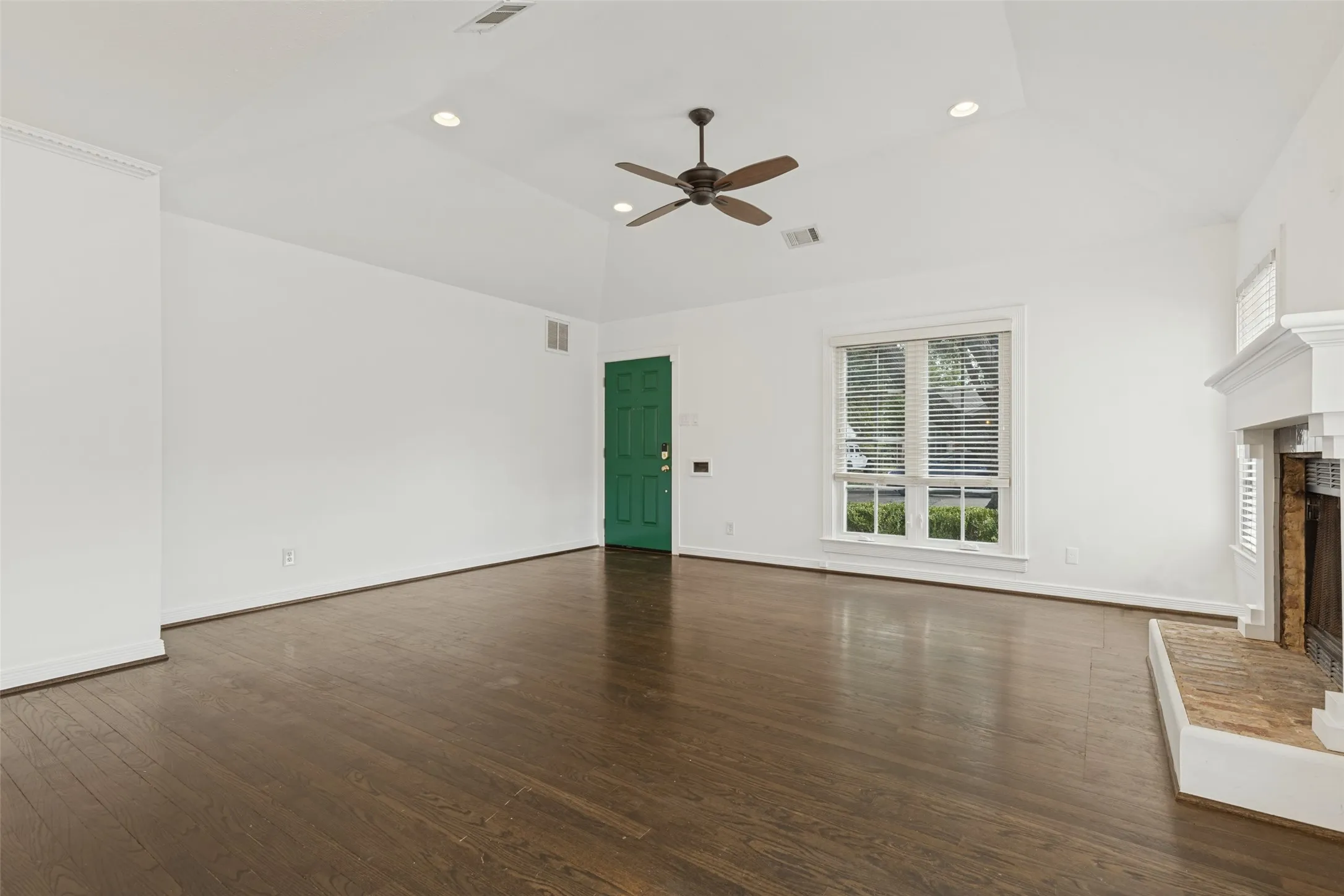 Single Family Residence For Rent in Dallas County , 6275 Revere Place, Dallas, Texas 75214, 2 Bedroom, 2 Bathroom, 2 Garage spaces, 1,383 Sqft, built in 1941, mls#21411790, Real Estate Agent in Dallas, Homes For Rent in Dallas county, Homes For Rent in Dallas, Realtor in Dallas Texas, Real Estate Brokerage Independent Realty Texas, Luminita Cordes Realtor