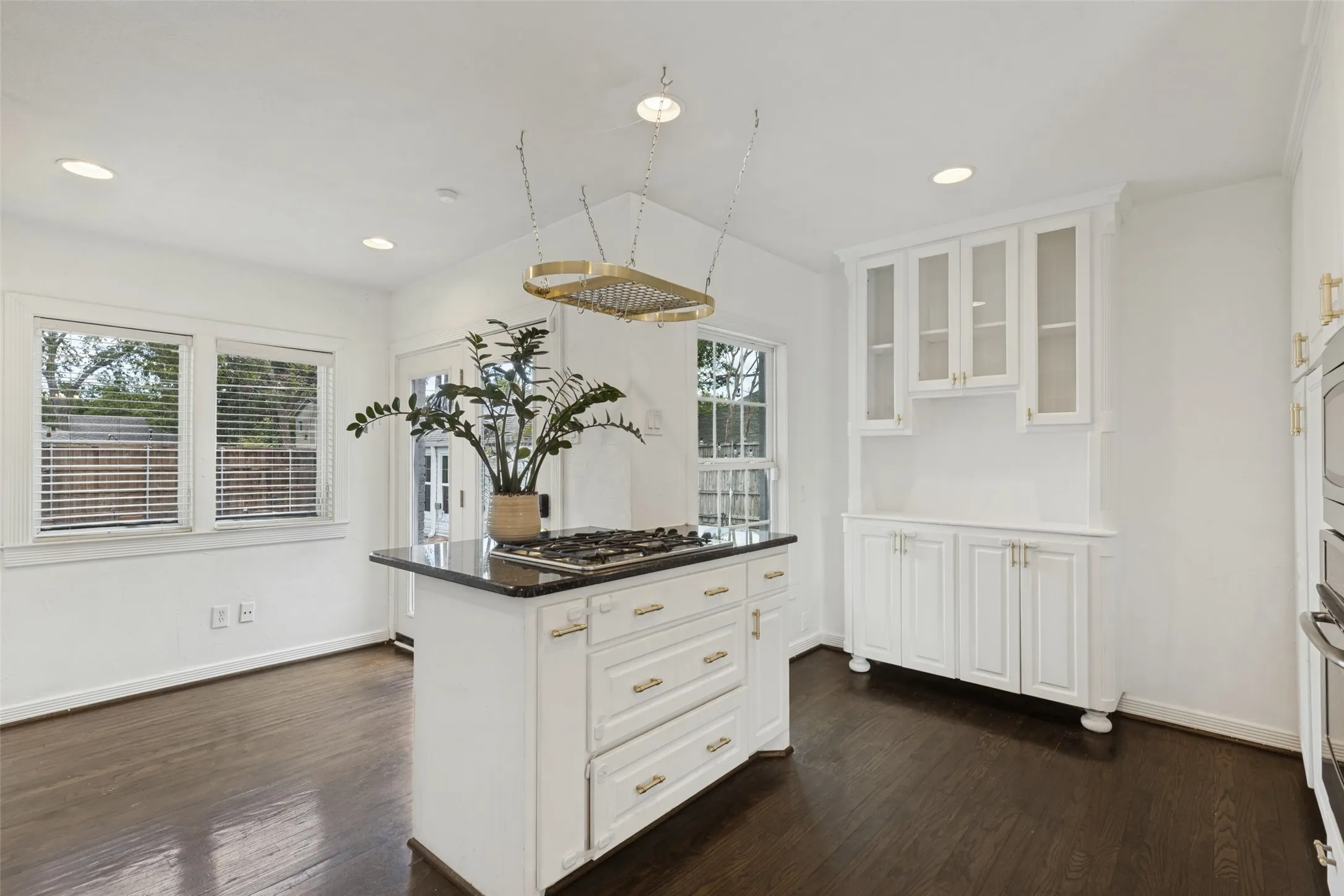 Single Family Residence For Rent in Dallas County , 6275 Revere Place, Dallas, Texas 75214, 2 Bedroom, 2 Bathroom, 2 Garage spaces, 1,383 Sqft, built in 1941, mls#21411790, Real Estate Agent in Dallas, Homes For Rent in Dallas county, Homes For Rent in Dallas, Realtor in Dallas Texas, Real Estate Brokerage Independent Realty Texas, Luminita Cordes Realtor