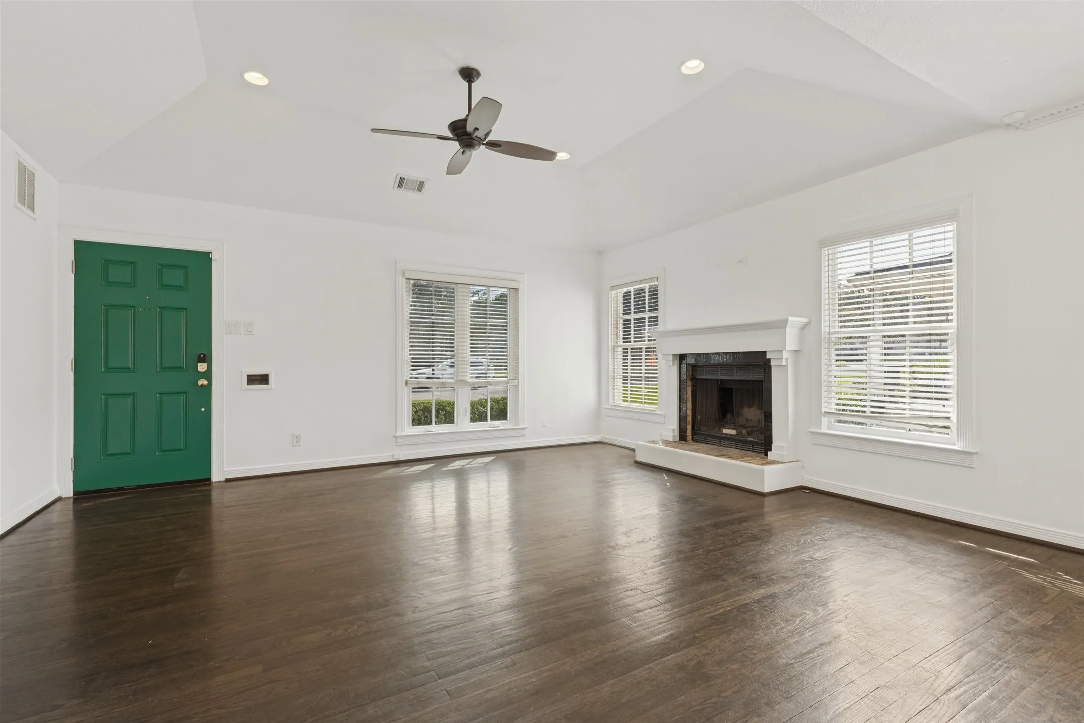 Single Family Residence For Rent in Dallas County , 6275 Revere Place, Dallas, Texas 75214, 2 Bedroom, 2 Bathroom, 2 Garage spaces, 1,383 Sqft, built in 1941, mls#21411790, Real Estate Agent in Dallas, Homes For Rent in Dallas county, Homes For Rent in Dallas, Realtor in Dallas Texas, Real Estate Brokerage Independent Realty Texas, Luminita Cordes Realtor