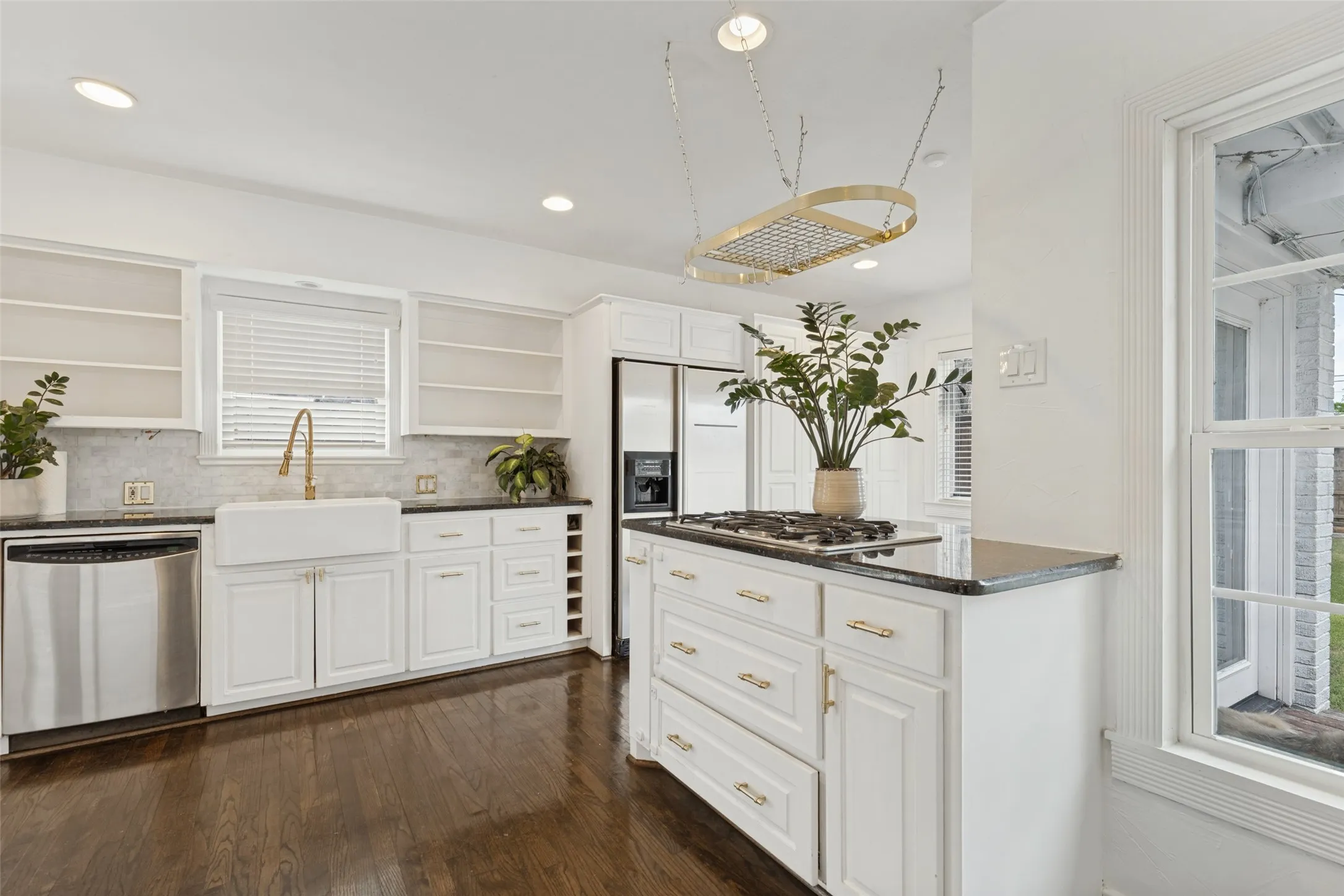 Single Family Residence For Rent in Dallas County , 6275 Revere Place, Dallas, Texas 75214, 2 Bedroom, 2 Bathroom, 2 Garage spaces, 1,383 Sqft, built in 1941, mls#21411790, Real Estate Agent in Dallas, Homes For Rent in Dallas county, Homes For Rent in Dallas, Realtor in Dallas Texas, Real Estate Brokerage Independent Realty Texas, Luminita Cordes Realtor