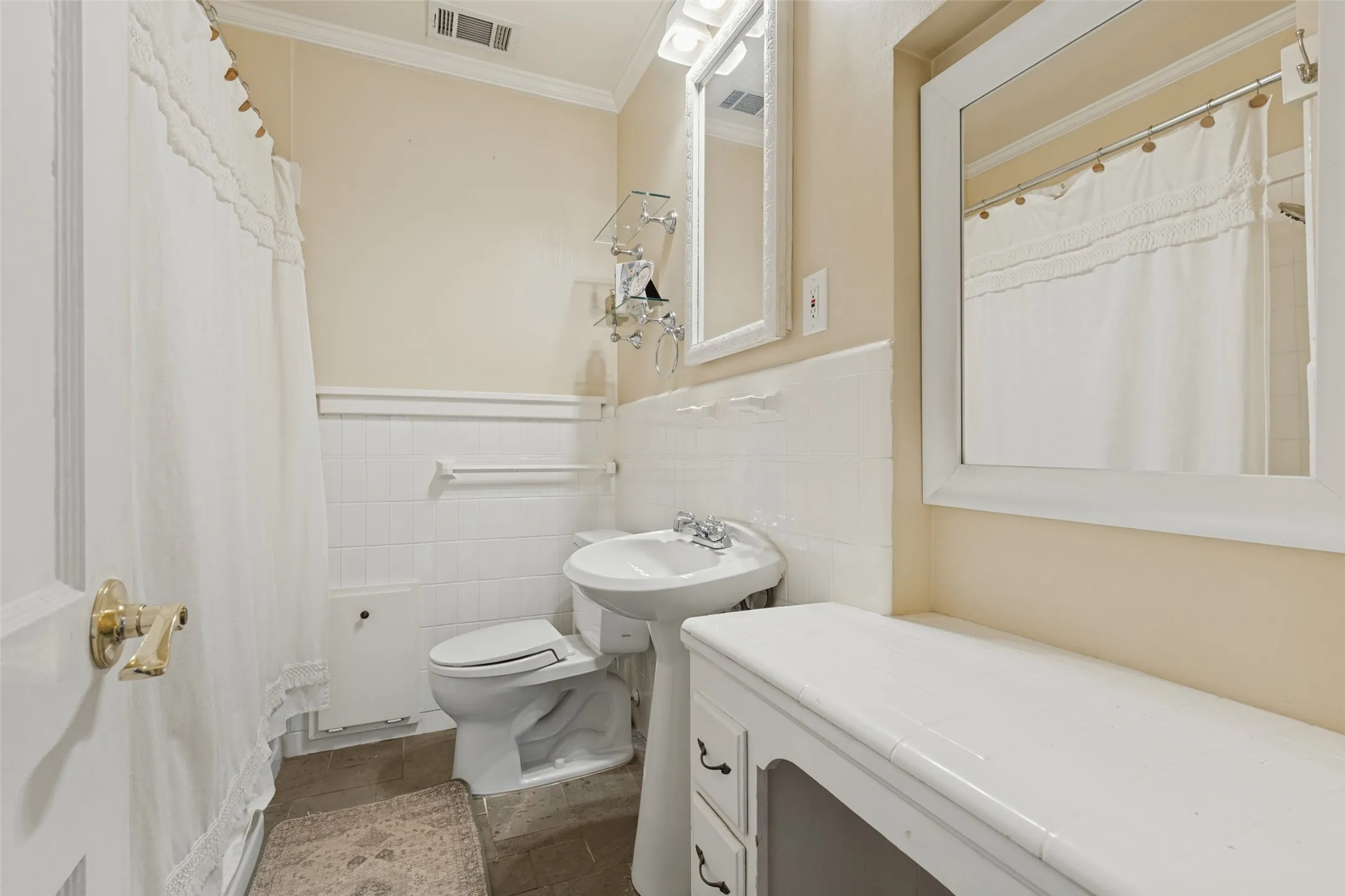 Single Family Residence For Rent in Dallas County , 6275 Revere Place, Dallas, Texas 75214, 2 Bedroom, 2 Bathroom, 2 Garage spaces, 1,383 Sqft, built in 1941, mls#21411790, Real Estate Agent in Dallas, Homes For Rent in Dallas county, Homes For Rent in Dallas, Realtor in Dallas Texas, Real Estate Brokerage Independent Realty Texas, Luminita Cordes Realtor