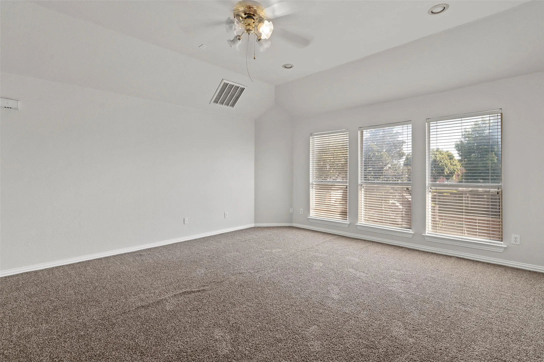 Single Family Residence For Rent in Denton County , 1309 Greenway Park Drive, Carrollton, Texas 75007, 4 Bedroom, 3 Bathroom, 2 Garage spaces, 3,180 Sqft, built in 1999, mls#21411817, Real Estate Agent in Carrollton, Homes For Rent in Denton county, Homes For Rent in Carrollton, Realtor in Carrollton Texas, Real Estate Brokerage Independent Realty Texas, Luminita Cordes Realtor