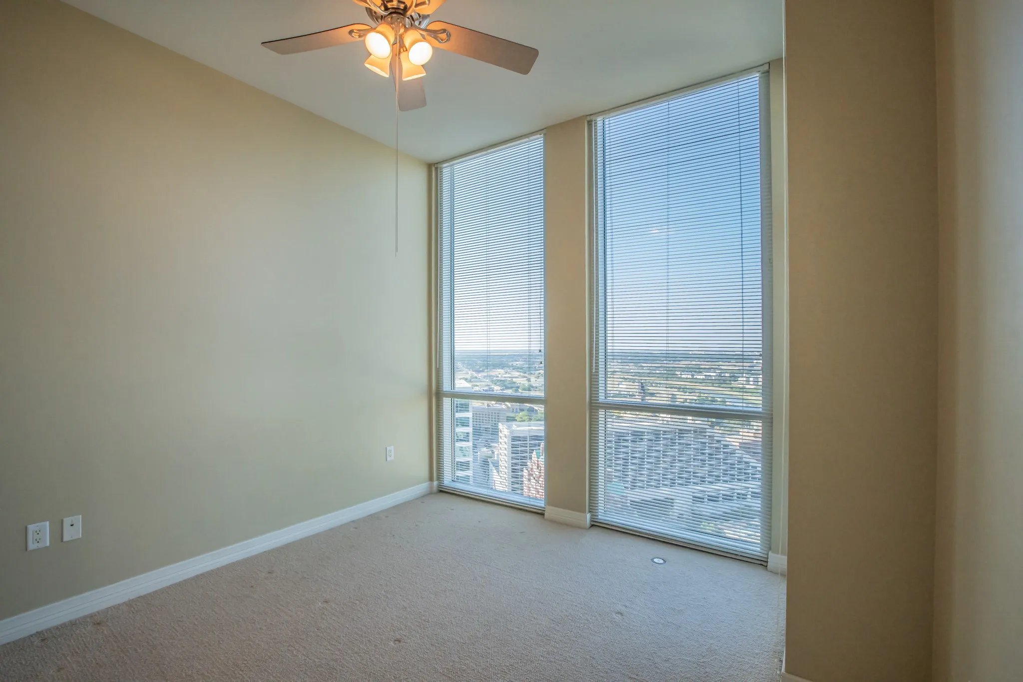 Condominium For Sale in Tarrant County , 500 Throckmorton Street 2502, Fort Worth, Texas 76102, 1 Bedroom, 1 Bathroom, 1 Garage spaces, 923 Sqft, built in 1972, mls#21411725, Real Estate Agent in Fort Worth, Homes For Sale in Tarrant county, Homes For Sale in Fort Worth, Realtor in Fort Worth Texas, Real Estate Brokerage Independent Realty Texas, Luminita Cordes Realtor