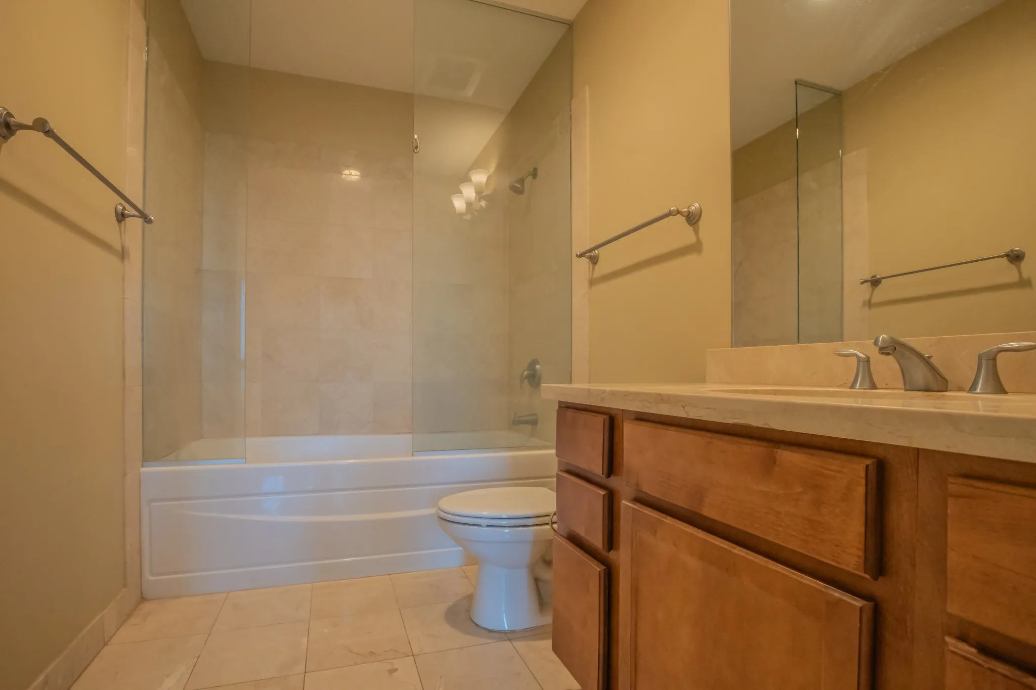 Condominium For Sale in Tarrant County , 500 Throckmorton Street 2502, Fort Worth, Texas 76102, 1 Bedroom, 1 Bathroom, 1 Garage spaces, 923 Sqft, built in 1972, mls#21411725, Real Estate Agent in Fort Worth, Homes For Sale in Tarrant county, Homes For Sale in Fort Worth, Realtor in Fort Worth Texas, Real Estate Brokerage Independent Realty Texas, Luminita Cordes Realtor