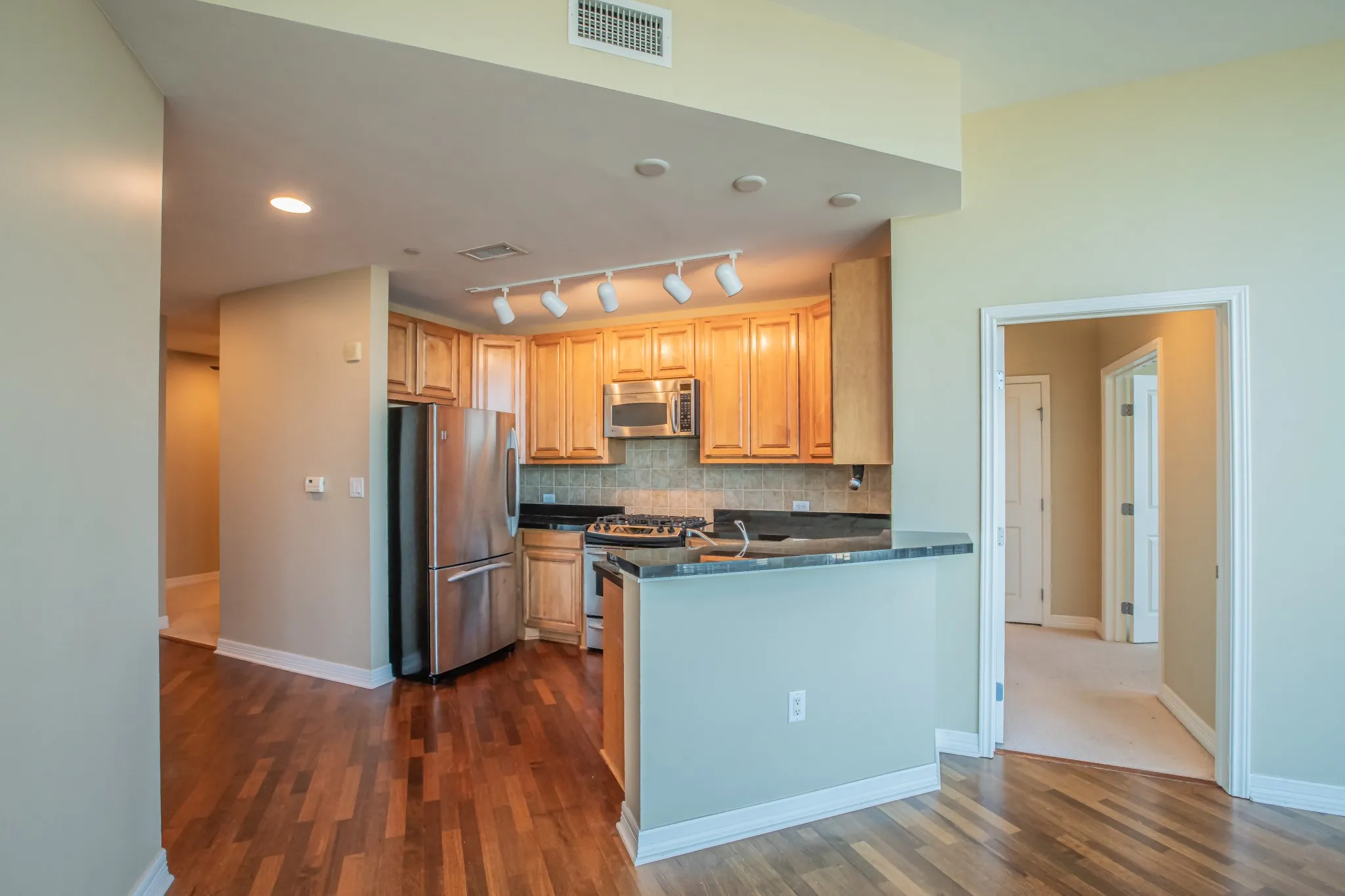 Condominium For Sale in Tarrant County , 500 Throckmorton Street 2502, Fort Worth, Texas 76102, 1 Bedroom, 1 Bathroom, 1 Garage spaces, 923 Sqft, built in 1972, mls#21411725, Real Estate Agent in Fort Worth, Homes For Sale in Tarrant county, Homes For Sale in Fort Worth, Realtor in Fort Worth Texas, Real Estate Brokerage Independent Realty Texas, Luminita Cordes Realtor