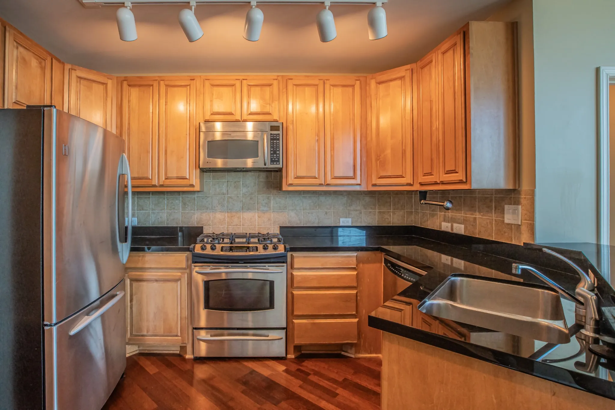 Condominium For Sale in Tarrant County , 500 Throckmorton Street 2502, Fort Worth, Texas 76102, 1 Bedroom, 1 Bathroom, 1 Garage spaces, 923 Sqft, built in 1972, mls#21411725, Real Estate Agent in Fort Worth, Homes For Sale in Tarrant county, Homes For Sale in Fort Worth, Realtor in Fort Worth Texas, Real Estate Brokerage Independent Realty Texas, Luminita Cordes Realtor